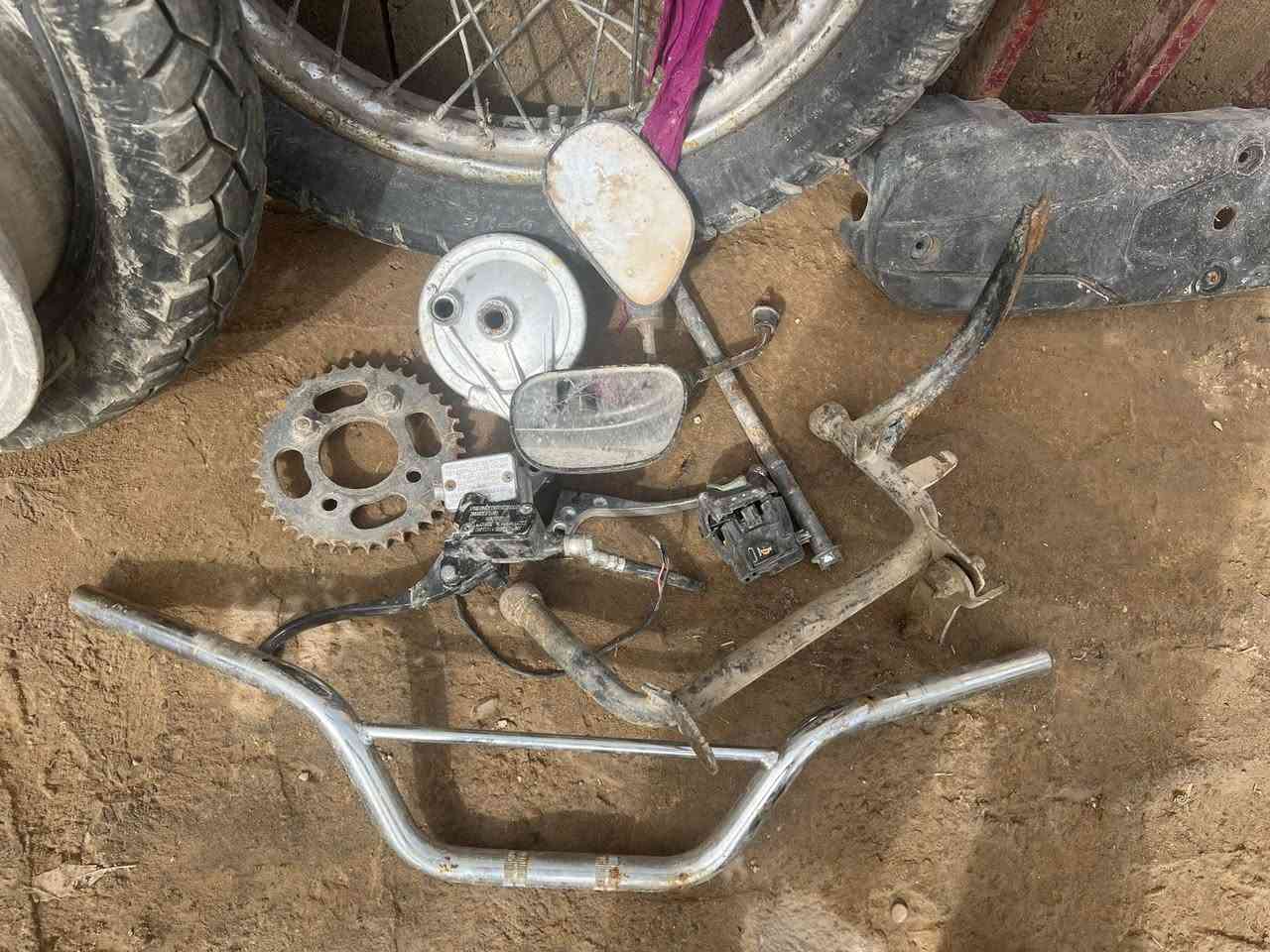 السلام عليكم غراض دراجه ستوته كلمن وسعره
محجر دايوان 
ويل خلفي وتاير قفاز حجم 18

تاير امامي مال ستوته 
ويل كب خلفي 
مجامع يدات مال عنبار بطيخه بكره ستاند وصطي سكنس ستيرن سيفان 
مكان ديالى شهربان المقداديه جسر مهروت 
الرقم ***********
