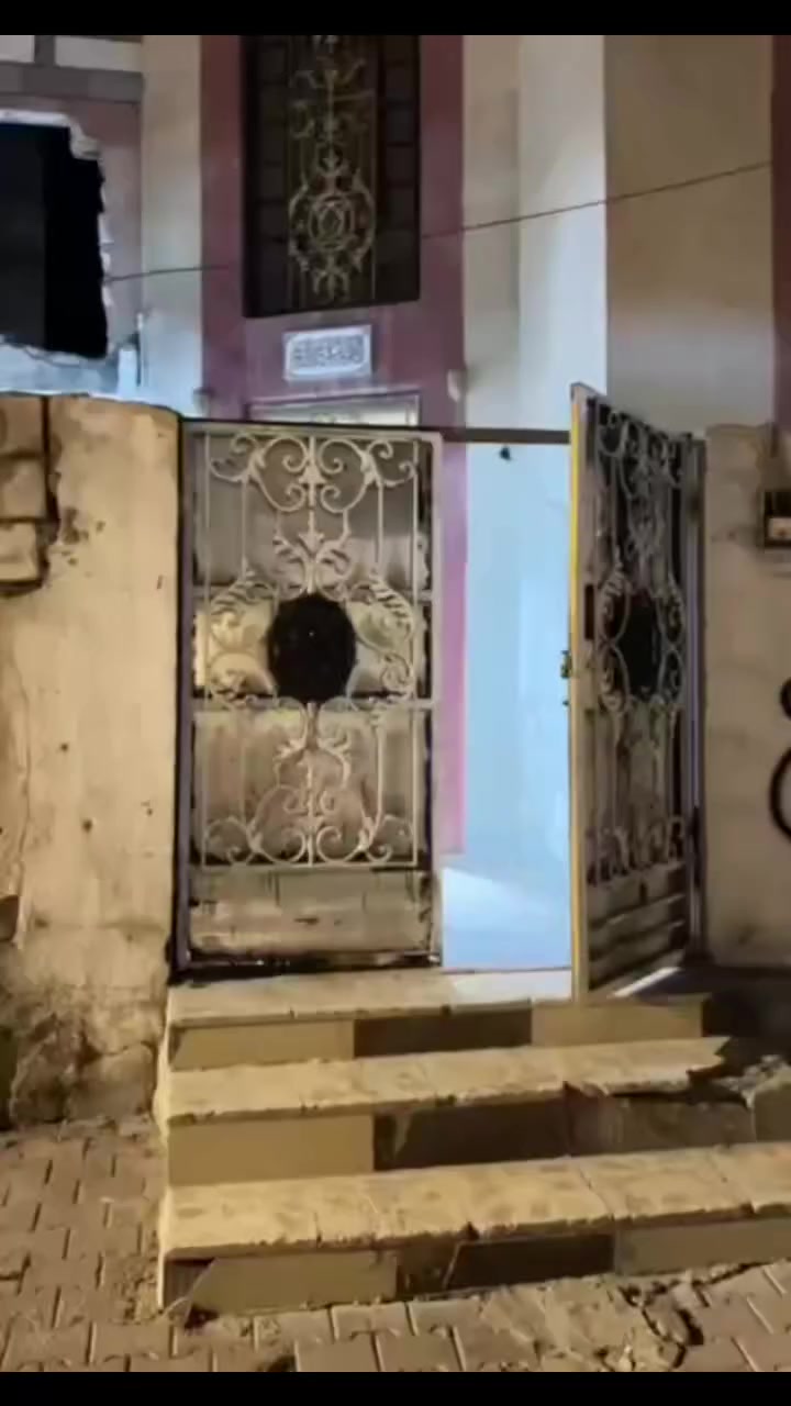 بيت للبيع مساحه 150 متر طابقين طابق ثاني هيكل ((طابو صرف))
موقع لبيت الحيانية المنطقه الرابعه قرب سوق حسن وقرب مستوصف الرساله 
طابق الاول// غرفتين نوم + ديوانيه + هول + صحيات خارجيه+ مطبخ باب داخلي وباب خارجي
  
السعر 105 وقابل للتفاوض 
للاستفسار تواصل مع الرقم الموجود بلمنشور 
***********
نستقبل كافة العروض من بيع وشراء في جميع مناطق البصره
