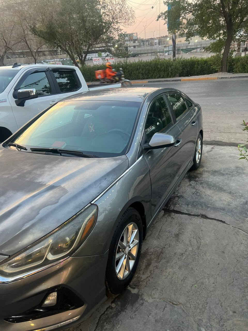 سوناتا 2018 نص فول 
محرك 2400Gdi 
ضربتها بنيد بامريكا ونفسه مصلح وجارد صور الضربه موجوده
ماشيه 75الف مايل 
مواصفاتها معروفه شاشه كامره خلفيه 
رادار جانبي وكلشي واضح بالصور 
السياره تخبل وما تحتاج اي شي 
بيها طخات بسيطه وبارد اقل الشبر بالكرن الخلفي
سنويه وهزه ورقم انكليزي جديد قبل شهر
مكاني بغداد الشعب 
***********
