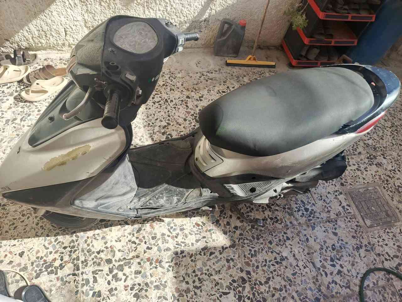 سلام عليكم دراجه بريز 140 سرعه درجة نظيفه وحلوه مابيه اي نقص سلف وهندر نكره وحده كامله من كلشي سعره 350 وبيه مجال للشراي رقم *********** واتساب موجود بغداد الحسينيه

