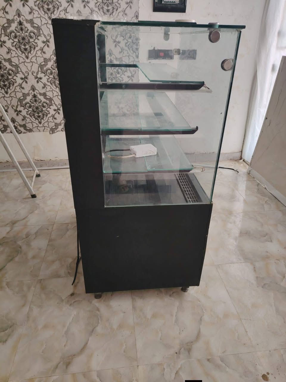 السلام عليكم
يوجد خلاط كيك للبيع ٦٠ لتر سعره ٣٠٠ الف 
الشبكه يراد الها تبديل
براد كيك للبيع ٤ خانات سعره ٥٠٠ الف 
قوالب كيك كبار و صغار سعر القالب ٣ الالف فقط
طاوليات ٥٠×٤٠ سعر الواحد ب٥٠٠٠ فقط 
مكاني كوت للاستفسار الاتصال***********
