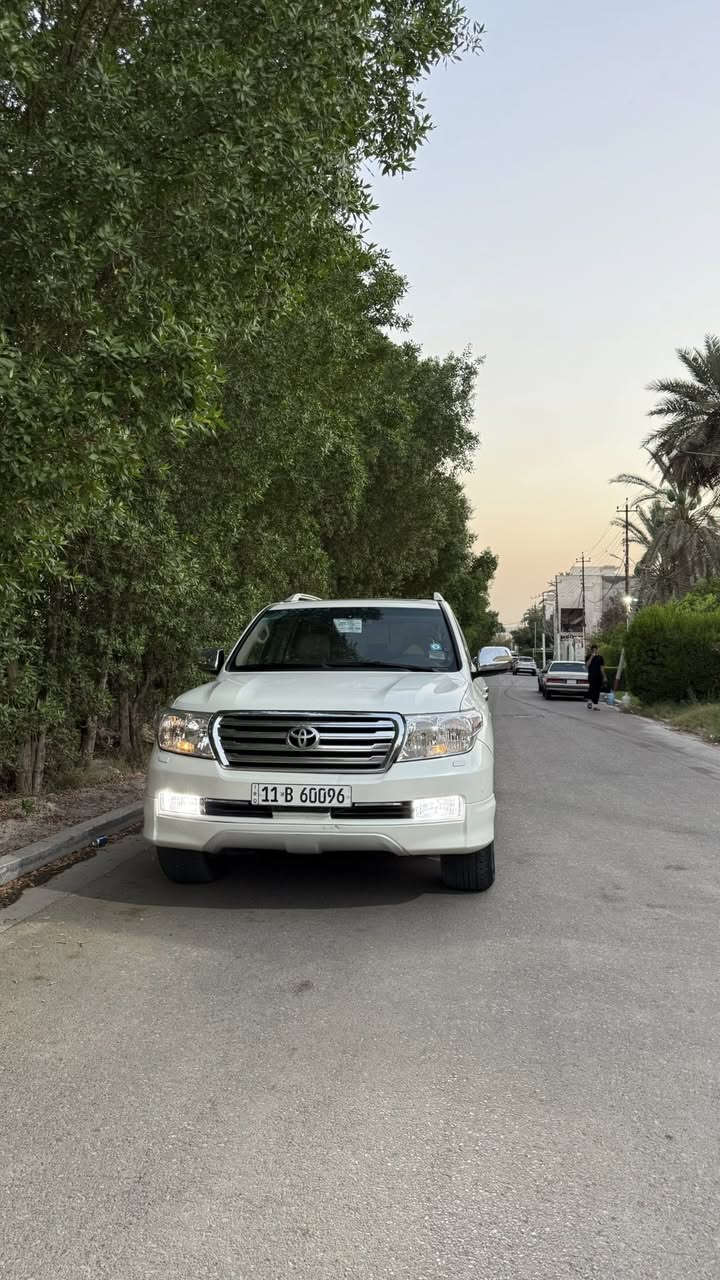 السلام عليكم
تويوتا لاندكروزر للبيع
2010 GXR V6 
مكفوله من الضربه والصبغ 
فقط بارد في الجاملغ الأمامي الأيمن 
مواصفات اللاندكروز المعروفه 
فتحه 
بصمه 
كشنات جلد
حساس خلفي 
كامره خلفيه 
ثلاجة
شاشه 
ماشية 221 الف كيلو 
مكينه وكير مكفول   
السيارة جديدة وبحالة ممتازه وبدون اي نقص
السعر 30 الف دولار وبي مجال بسيط 
***********
