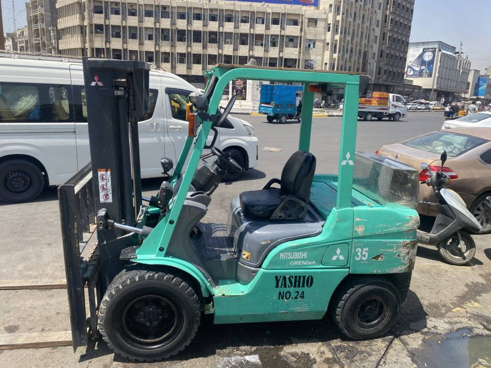 متسوبيشي ***********
3ونص طن
3حركات جب ناصي 
غاز وبانزين 
مكان بغداد
