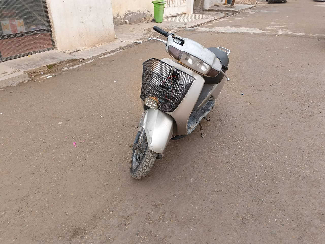 ليدي ياباني دراجة نكرة سلف زوج تايرات جدد كهربائيات شغاله لايت ثلجي مجفته قبل شهر سرعة 100مكانهه ديالى رايدهه قفل 250 الشراي يتصل ***********
