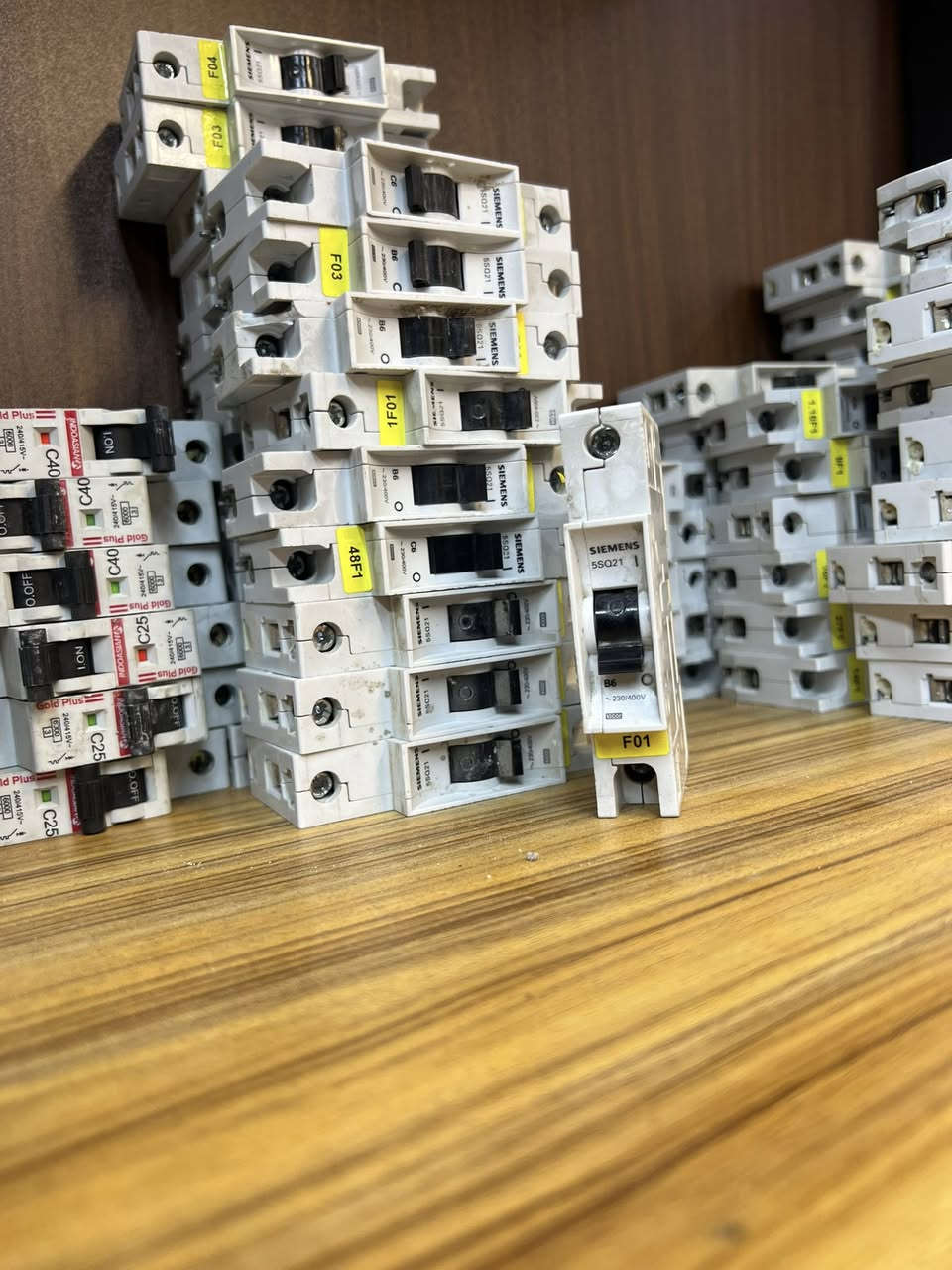 جوزات مفرده -مزدوجه-ثلاثيه 
سيمنز اصلي 
6 أمبير —٦٣ أمبير 
كميه محدوده 
للاستفسار  ***********
