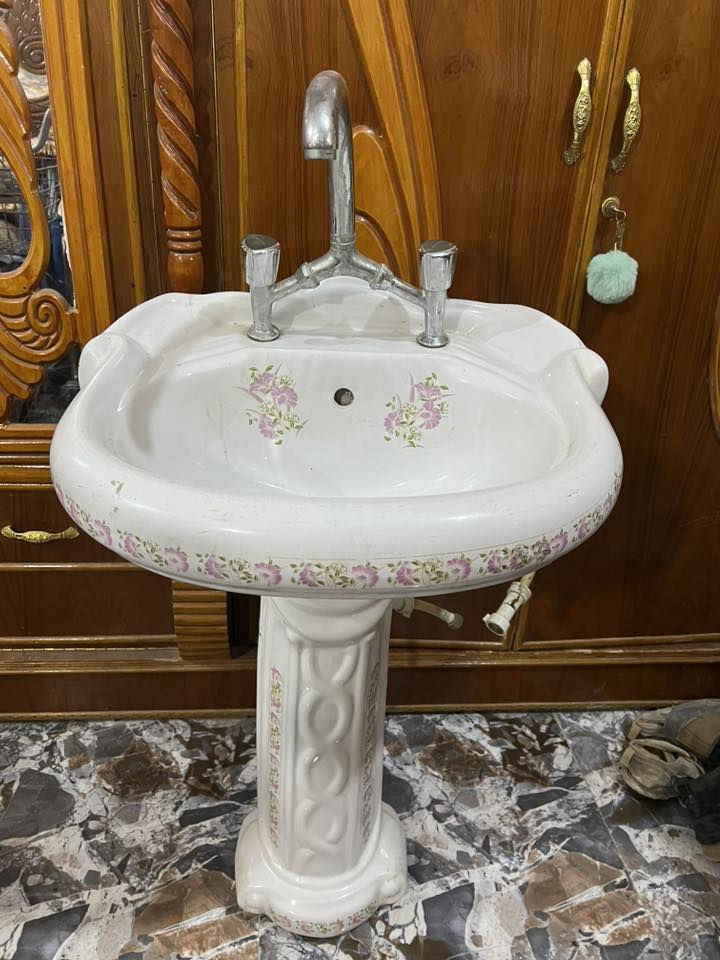 للبيع مغاسل حجم كبير مع الخلاط سلستيل عدد 2 الوحدة ب25   ***********
