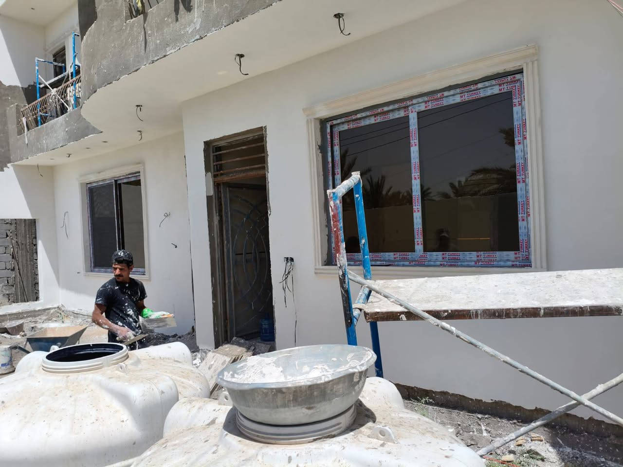 السلام عليكم 
للبناء بلنقد والاقساط 
عروض تنفيذ الهيكل 🧱 (225 ) الف
عروض تسليم مفتاح 🔐 ( ٣٤٠ ، ٣٨٠ ، ٤٥٠ ، ٥٠٠ ) 

🔴 مواصفات بناء الهيكل 225 الف 🧱 بأعلى المعايير :

1️⃣ فرش الأرض بطبقة سبيس وحدلها لضمان استقرار التربة.
2️⃣ فرش نايلون زراعي ثقيل لحماية الأساسات.
3️⃣ تنفيذ مجاري داخل الرفت بمواد عالية الجودة (أمل الشريف).
4️⃣ تسليح الرفت بحديد F.F مفحوص مختبريًا وفقًا لمواصفات دقيقة.
5️⃣ صب الرفت باستخدام خباطة مركزية من نوع 35C لضمان قوة ومتانة الخرسانة.
6️⃣ إعداد بادلو بارتفاع 15 سم لتعزيز الأساسات.
7️⃣ بناء الجدران باستخدام طابوق جمهوري، مع رمل مفحوص مختبريًا وسمنت مقاوم، تحت إشراف كادر مهني مختص.
8️⃣ تنفيذ شبكة أنابيب للسبالت والساحبات لضمان التهوية الحديثة.
9️⃣ تركيب فريمات حديد للأبواب والشبابيك لضمان المتانة والجودة.
1️⃣0️⃣ ارتفاع السقف الأول: 3.10 م لضمان مساحة وراحة أكبر.
1️⃣1️⃣ صب السقف الأول بخباطة مركزية بمواصفات متقدمة.
1️⃣2️⃣ هذه المواصفات تشمل كل طابق من البناء لضمان أفضل جودة وأعلى معايير.
--------------------------------------------------------------------

🔴 مواصفات سعر المتر 340 الف ( تسليم مفتاح ) 🔐

1-  معالجة الأرض  مع التنظيف 
2- حدل الأرض بمنسوب 20 سم على طبقات من السبيس النظيف من المقلع فرش نايلون
3- عمل أساس شريطي بعرض 50 سم أرتفاع 40 سم
4- عمل بادلو من الطابوق بارتفاع 20 سم مع صب جسر بارتفاع 15 سم مع اللبخ والاغلاق صبة 10 سم مسلحة بي ار سي
5- بناء جدار أرتفاع 3.1 م الطابق الأرضي
6- يكون الكونكريت المستخدم سي 30 والحديد المستخدم اف اف او ما يضاهيه
7- عمل الصحيات الصرف الصحي نوع البركة مسلح
8- رباط ارتفاع 30 سم
9- السقف سمك 20 سم
10- جدران الطابق الأول  والبيتونة 2.9 م
11- عمل تأسيس الماء نوع تركي دفن الخلاط ظاهري 
12- الكهرباء سيمنز انارة جدارية
13- شبابيك حديد 1.5*1.5/1.5*2 
14- أبواب تركية درجة 2
15- اكساء الجدران بالسيراميك الإيراني او الهندي درجة 2
16- اكساء الأرضية بالكاشي العراقي او السيراميك الإيراني او البورسلين الإيراني
17- عمل الواجهه باللبخ والتطعيم مع الصبغ
18- يكون اكساء السطح بالاشتايكر العراقي
19- يكون المحجر الدرج من المنيوم مدور  درجة 2
20- يكون الزجاج شفاف 
21- باب المدخل والمطبخ من الحديد
22- باب الكراج من الحديد
23- أرضية الاكراج من الكاشي 
24- اكساء الستارة باللبخ 
25- الاجناب لبخ تشميع
26- المنور لبخ ونثر اجرارة
27- ماطور ماء 
28- خزان ماء واحد 
29- سخان عراقي الطحان
30- منظومة كامرات درجة 2
--------------------------------------------------------------------

🔴 مواصفات سعر المتر 380 الف ( تسليم مفتاح ) 🔐

1-  معالجة الأرض  مع التنظيف 
2- حدل الأرض بمنسوب 20 سم على طبقات من السبيس النظيف من المقلع فرش نايلون معالجة الارضة ان وجدت
3- عمل أساس رفت حصيرتين مع الجسورة أرتفاع 40 سم
4- عمل بادلو صب جسر بارتفاع 15 سم 
5- بناء جدار أرتفاع 3.1 م الطابق الأرضي
6- يكون الكونكريت المستخدم سي 30 والحديد المستخدم اف اف او ما يضاهيه
7- عمل الصحيات الصرف الصحي نوع أمل الشريف مسلح
8- رباط ارتفاع 30 سم
9- السقف سمك 20 سم
10- جدران الطابق الأول  والبيتونة 3م
11- عمل تأسيس الماء نوع تركي دفن الخلاط ظاهري
12- الكهرباء سيمنز انارة جدارية
13- شبابيك حديد 1.5*1.5/1.5*2 
14- أبواب تركية درجة 2
15- اكساء الجدران بالسيراميك الإيراني او الهندي درجة 2
16- اكساء الأرضية بالكاشي العراقي او السيراميك الإيراني او البورسلين الإيراني
17- عمل الواجهه باللبخ والتطعيم مع الصبغ
18- يكون اكساء السطح بالاشتايكر العراقي مع طبقة فلين 3سم
19- يكون المحجر الدرج من المنيوم مدور  درجة 2
20- يكون الزجاج شفاف 
21- باب المدخل الاستقبال قاصة والمطبخ من الحديد
22- باب الكراج من الحديد
23- أرضية الكراج من الكاشي 
24- اكساء الستارة باللبخ مع النثر
25- الاجناب لبخ تشميع
26- المنور لبخ ونثر اجرارة
27- ماطور ماء 
28- خزان ماء واحد 
29- سخان تركي 100 لتر
30- منظومة كامرات درجة 2
-------------------------------------------------------------------

🔴 مواصفات سعر المتر 450 الف ( تسليم مفتاح ) 🔐

1-  معالجة الأرض  مع التنظيف 
2- حدل الأرض بمنسوب 20 سم على طبقات من السبيس النظيف من المقلع فرش نايلون معالجة الارضة ان وجدت
3- عمل منظومة ارضة
4- عمل أساس رفت حصيرتين مع الجسورة أرتفاع 40 سم
5- عمل بادلو صب جسر بارتفاع 15 سم 
6- بناء جدار أرتفاع 3.2 م الطابق الأرضي
7- يكون الكونكريت المستخدم سي 30 والحديد المستخدم اف اف او ما يضاهيه
8- عمل الصحيات الصرف الصحي نوع أمل الشريف مسلح
9- رباط ارتفاع 30 سم
10- السقف سمك 20 سم
11- جدران الطابق الأول  والبيتونة 3.1 م
12- عمل تأسيس الماء نوع تركي دفن والخلاط دفن
13- الكهرباء دفن بوري العقبة انارة سقفية نقاط كهرباء اوزن
14- شبابيك المنيوم مفصلي 1.5*1.5/1.5*2  او سلايد تك جام
15- أبواب تركية درجة 1
16- اكساء الجدران سيراميك الهندي درجة 1
17- اكساء الأرضية البورسلين الإيراني فول بوليش  او البورسلاين الهندي فول بوليش
18- عمل الواجهه باللبخ  والصبغ مع 60% مرمر او بورسلاين
19- يكون اكساء السطح بالاشتايكر العراقي مع طبقة فلين 5سم
20- يكون المحجر الدرج من المنيوم درجة اولى
21- يكون الزجاج عاكس 
22- عمل سقف من الجبس للاستقبال فقط
23- باب المدخل الاستقبال قاصة والمطبخ من الحديد واللامنيوم او قاصة
24- باب الكراج من الحديد سلايد
25- أرضية الكراج من الكاشي او السيراميك الاسباني
26- اكساء الستارة باللبخ مع النثر
27- الاجناب لبخ جرارة
28- المنور لبخ  ونثر مع الأرضي سيراميك
29- ماطور ماء 
30- خزان ماء واحد 
31- سخان تركي 120 لتر
32- منظومة كامرات درجة 1
--------------------------------------------------------------------

🔴 مواصفات سعر المتر 500 الف ( تسليم مفتاح ) 🔐

1-  معالجة الأرض مع التنظيف 
2- حدل الأرض بمنسوب 20 سم على طبقات من السبيس النظيف من المقلع فرش نايلون معالجة الارضة ان وجدت
3- عمل منظومة ارضة
4- عمل خرسانة نظافة بسمك 10 سم
5- عمل أساس رفت حصيرتين مع الجسورة أرتفاع 40 سم
6- عمل بادلو صب جسر بارتفاع 15 سم 
7- بناء جدار أرتفاع 3.5 م الطابق الأرضي
8- يكون الكونكريت المستخدم سي 35 والحديد المستخدم اف اف او ما يضاهيه
9- عمل الصحيات الصرف الصحي نوع سمارت ميكانيكي الماني
10- رباط ارتفاع 30 سم
11- السقف سمك 20 سم
12- جدران الطابق الأول  والبيتونة 3.3م
13- عمل تأسيس الماء نوع تركي دفن
14- مقعد غربي دفن مع مغسلة دفن نظام خلاطات درجة اولى
15- الكهرباء دفن بوري العقبة انارة سقفية نقاط كهرباء اوزن
16- شبابيك المنيوم سلايد دبل جام تركي المنشاً 
17- أبواب تركية درجة 1
18- اكساء الجدران لبخ مع بورسلين اللواح او مرمر الهندي درجة 1
19- تصفير الأرضية سيكرد
20- اكساء الأرضية من المرمر او البورسلين الصيني المزجج فول بوليش او البورسلاين الاسباني 
21- عمل الواجهه مرمر او بورسلاين 
22- يكون اكساء السطح بالاشتايكر العراقي مع طبقة فلين 5سم
23- يكون المحجر الدرج من المنيوم درجة أولى او الزجاج والخشب
24- يكون الزجاج عاكس 
25- عمل سقف من الجبس للاستقبال الصالة والمطبخ
26- باب المدخل الاستقبال قاصة والمطبخ من القاصة اواللامنيوم 
27- باب الكراج من الحديد سلايد
28- أرضية الكراج من البورسلين او السيراميك الاسباني
29- اكساء الستارة باللبخ مع النثر او صبغ
30- الاجناب لبخ جرارة
31- المنور لبخ  ونثر مع الأرضي سيراميك
32- ماطور ماء 
33- خزان ماء واحد 
34- سخان تركي 120 لتر
35- منظومة كامرات درجة 1
-----------------------------------------------------------------

♦️ ملاحظات:
• إشراف هندسي كامل من قبل مهندسين ذوي خبرة.
• إمكانية تعديل أي فقرة حسب رغبة العميل مع تحمل فرق التكلفة فقط.
• الزبون يتحمل الربط الخارجي والموافقات الرسمية.

🏡 برج البنوك للاستثمار العقاري والبناء نقدا والاقساط وتنفيذ أعمال الطرق  🏡 - الأولى في عالم البناء 💪

لتصميم وتنفيذ منزل احلامك تواصل معنا الان ✨

📲 الاتصال على الهاتف ***********
***********  متوفر واتساب 

📌 زيارتنا في مقر الشركة بغداد / البنوك / شارع النداوي
