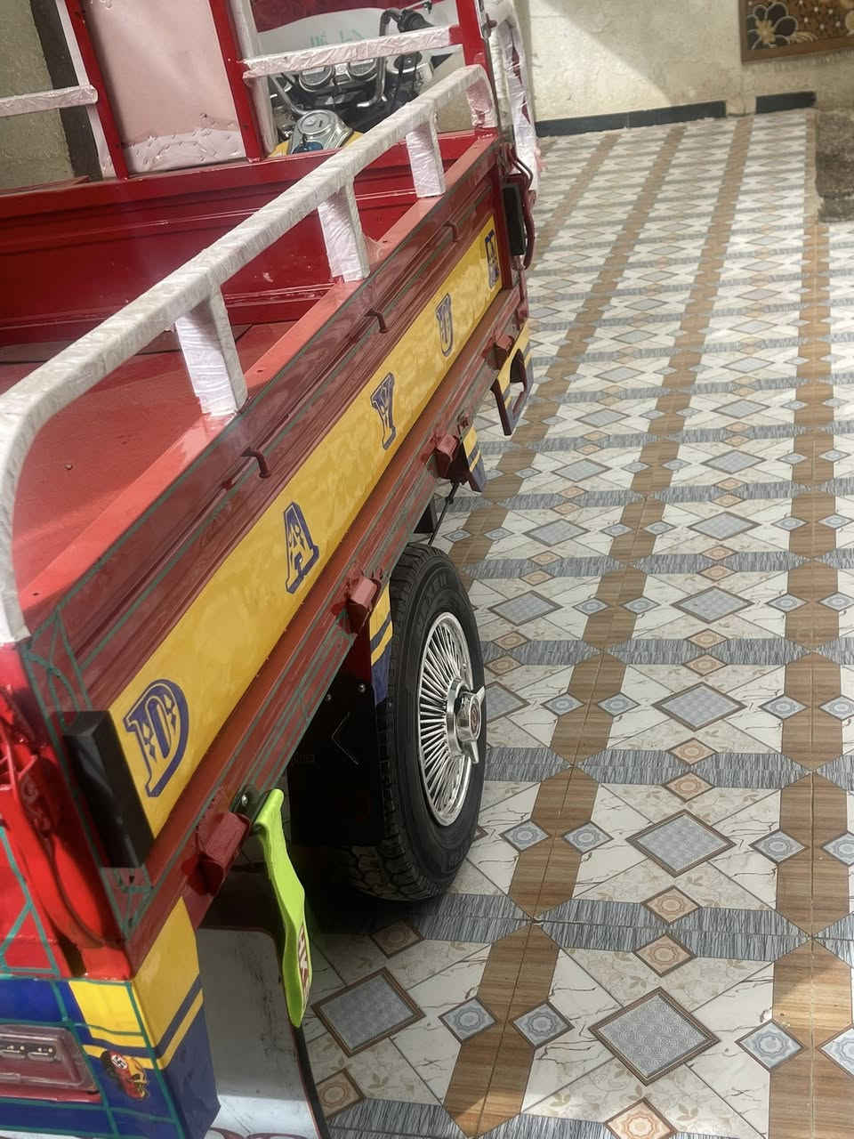 السلام عليكم
ستوته دايون 

مديل

2018

ستوته مال جناي ماذب عليهه الف 

محرك كارتون 

تايرات جدد

شاير كله جديد 

سلف هندر 

لايتات زنون 

دبل شاره 

وراق صوليه ورقه وكيل بيهه 

مكاني ناصريه قضاء الرفاعي 

نتصل وبلخدمه 

***********
