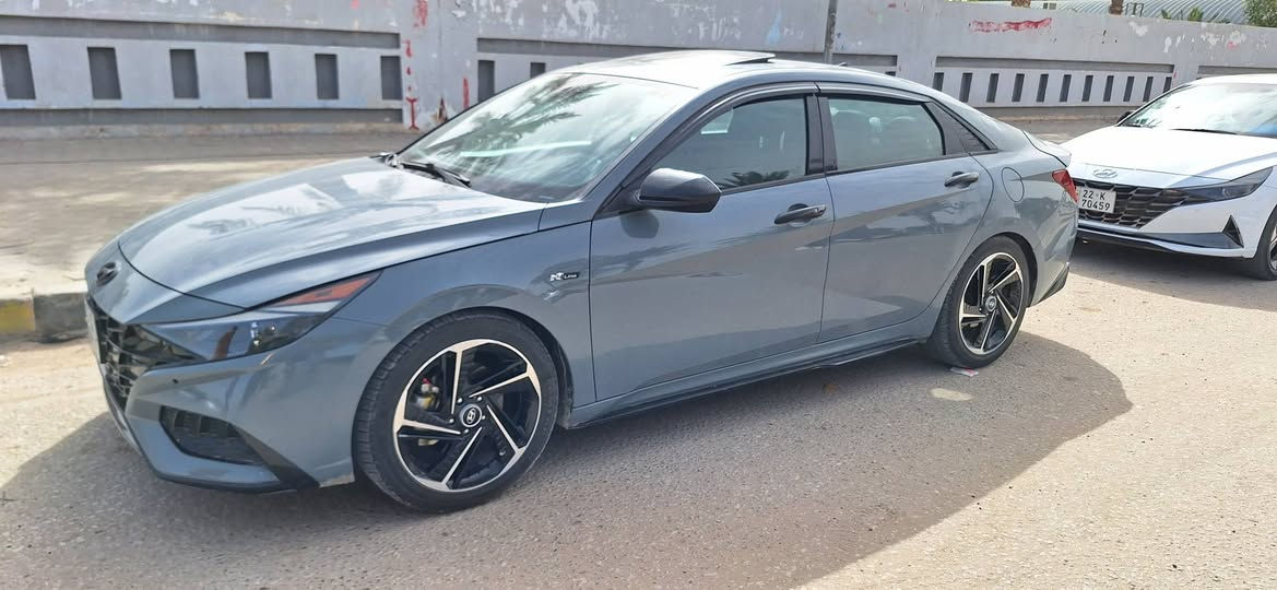 ألنترا أن لاين N line موديل ٢٠٢٣ 

رقم بغداد حرة ماشية ٣٣ الف ميل .

حادث خفيف دعامية وطخات سطحية جانبية بارد لون إسمنتي مميز.

يعني فول مواصفات وبيها محرك وگير أقوى من العادية. محرك ١٦٠٠ توربو ٢٠٤ حصان وگير DCT ٧ نمرات سبورت افضل تقنية گير لحد الآن قوة وسلاسة.

تريد إستخدام عادي تريد رياضي مع صوت كزوز مميز.

فتحة سقف سلايت كهربائي تسخين الكشنات رادارات أمامية خلفية جانبية كاميرا شاشة كبيرة نص الدشبول. مقاعد مريحة بختم ان لاين تحكم مقعد السايق كهرباء فول تحكمات قيادة ذاتية تحديد مسار مثبت سرعة وغيرها.

مكاني النجف الاشرف السعر ١٤٣

الرقم ***********
