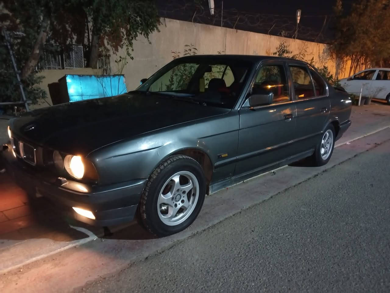 سلام عليكم
بي ام للبيع 525 مفتوح
موديل 93
سنويه بسمي لل31 رقم ديالى نكليزي مكينه جديده حداديه وتخم تاير وكهربائيات وباتري كله جديد  دواخل نضيفه سياره بيها بس الكير ينمر بك ابيع بدون كير ينزل من سعرها الكير 
السعر 33 تحويل ثاني يوم 
***********
