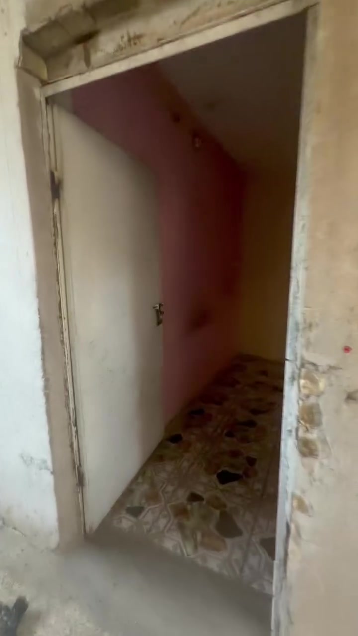 سلام عليكم يوجد دار ليجار قاط ثاني المساحه ٢٠٠ م بي غرفتين نوم وستقبال وصاله كامل حي الوحده قرب شارع عام قريب موسسه مالك لاشتر  سعر يجاره ٢٠٠ الف ***********

