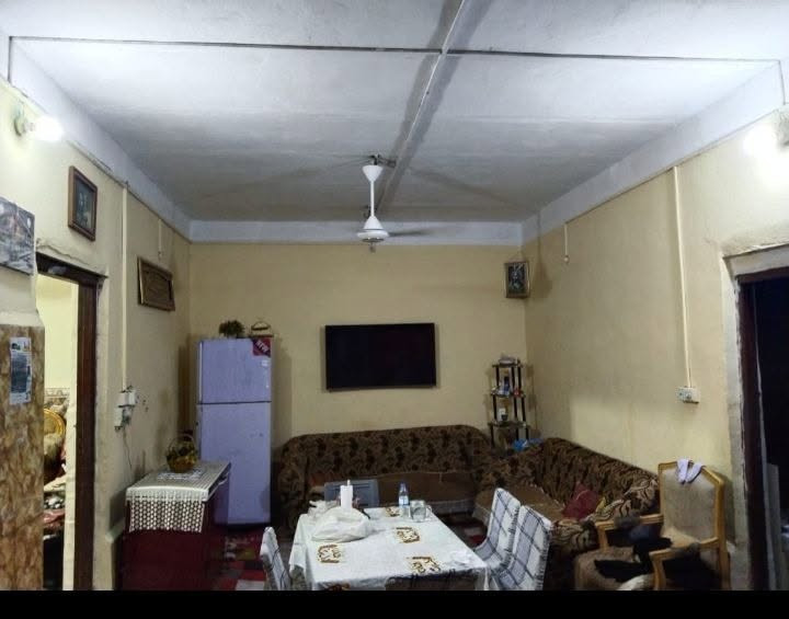بيت للبيع بالراشديه ٢٥٠ متر بضهر شارع ٢٠ مقابل أسواق ابو طيبه السعر ١٠٠ وبي مجال بناء ٢٠٠٩ طابوك وثرمستون وسقف عكاده بيت كلش جبير بي ٣ غرف نوم وصاله كبيره ومطبخ واستقبال جبير للاسفسار اتصل ***********

