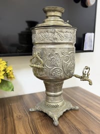 سماور عملاق • نقوش بارزة • زخارف