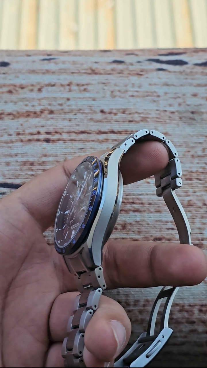 ساعة سيتزن بلوتوث مواصفات جدا عالية وبيه هواي مودات وتكدر تربطة على التلفون من خلال التطبيق وبيهه هواي مميزات تكدر تبحث عنهه السعر 350 دولار  المهتم يتواصل خاص او واتساب *********** بغداد, العراق
