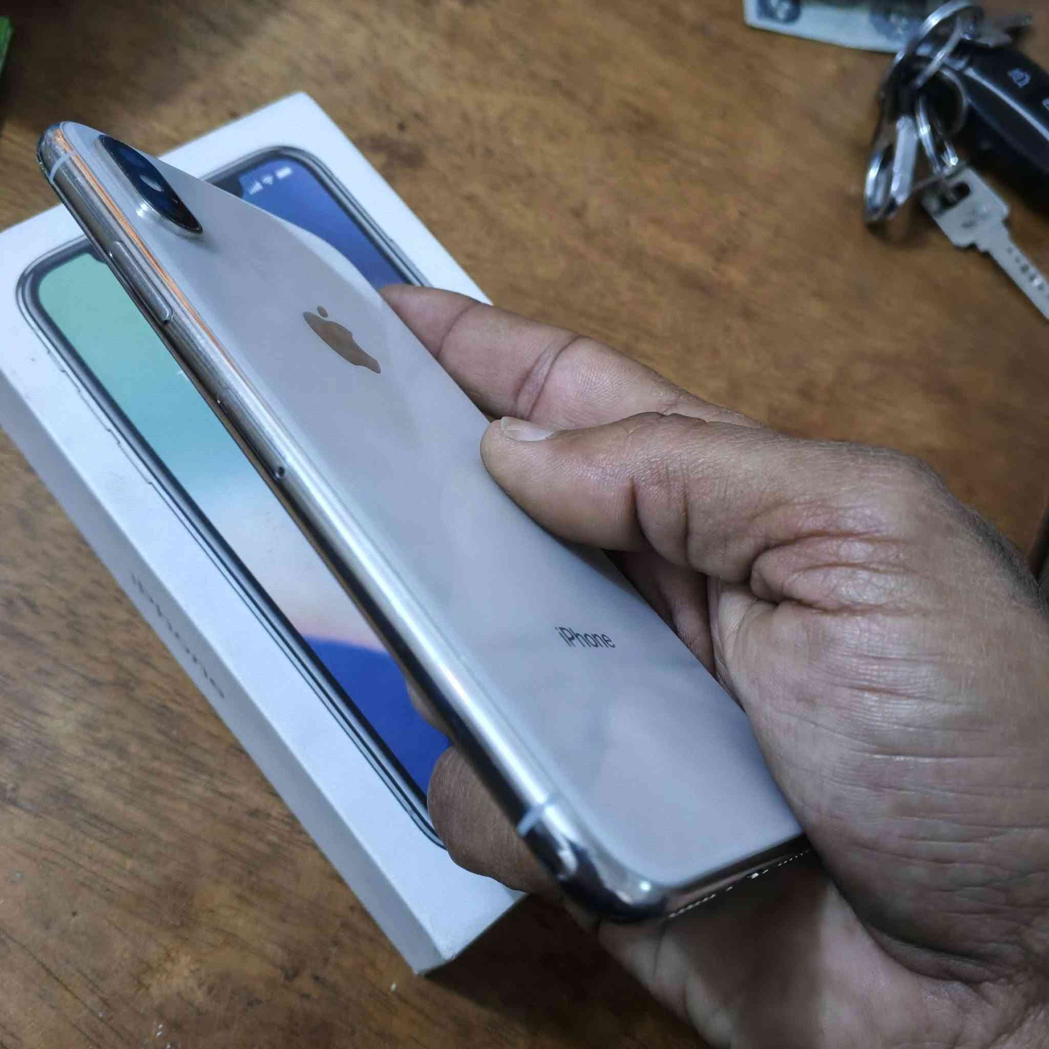 ايفون X نظافة 100% مكفول الجهاز ذاكره 265 تحتوي علبة ع كيبل شحن فقط السعر 150 وبي مجال قليل للاستفسار الاتصال ***********
