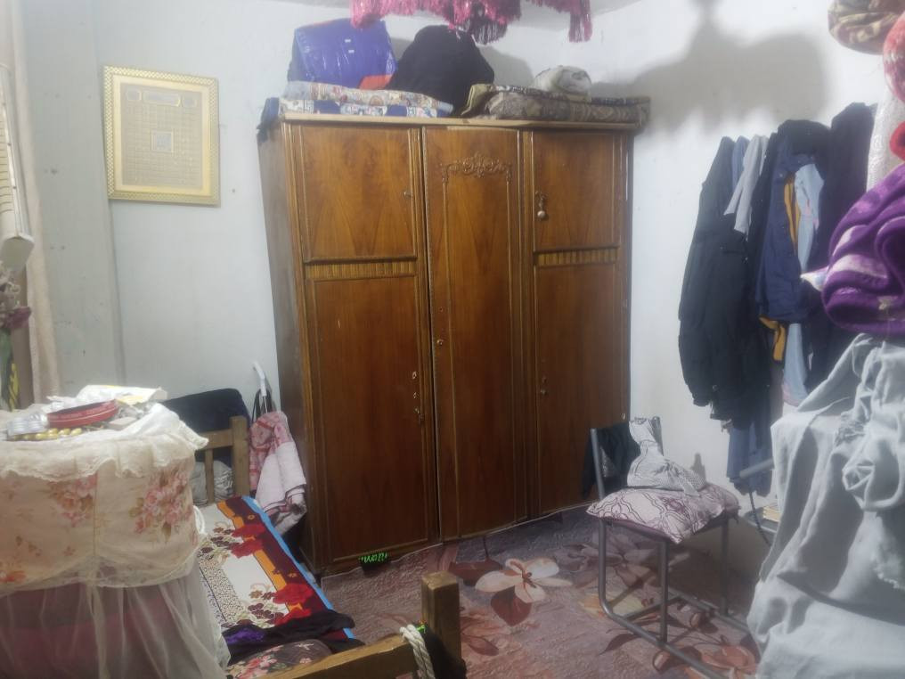 سلام عليكم بيت حواسم مجمع النور السكني مقابيل  جسر  الشعله محسوب على حي الاساتذه 100 طرمه جبيره وحلوه كلشي واستقبال طول 4 متار ولعرض 3 ونص تقريباً وغرفه وره الاستقبال وحده وصحيات عدد 2 ومطبخ جهة المطبخ ولصحيات سندويش ولفوك لاستقبال ولغرفه عكاده ولا يغرك بل شته بيت مرتب وحلو الله شاهد ماي ومجاري وكهرباء كامل مكمل وبي ورقة مال تمليك تجي وأشوف بعينك رايدي ب 20 وبي مجال للشراي وهذا رقمي ***********
