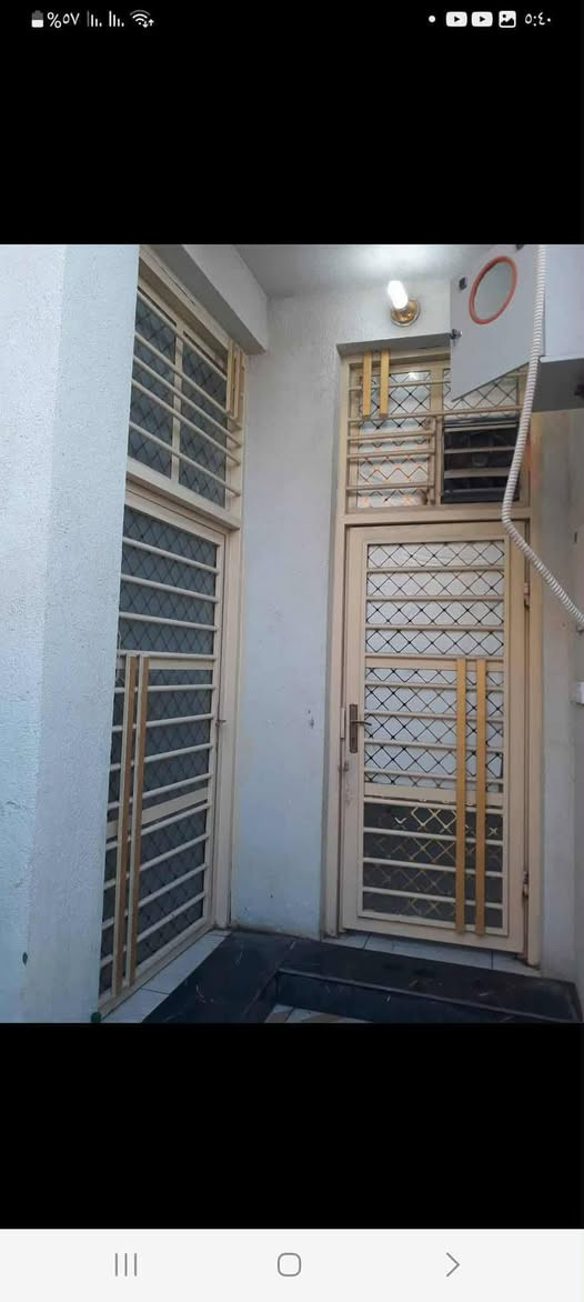 بيت للبيع مساحه ٥٠متر طابقين غرفتين وصحيات بالطابق الثاني والطابق الارضي غرفه نوم وغرفة خطار ومطبخ وصحيات ومنور بيت بناء جديد مكانه شارع الحر حي القناصين خلف مستشفى الوارث للاورام قريب على شارع الاستفسار ‏‪***********‬‏
