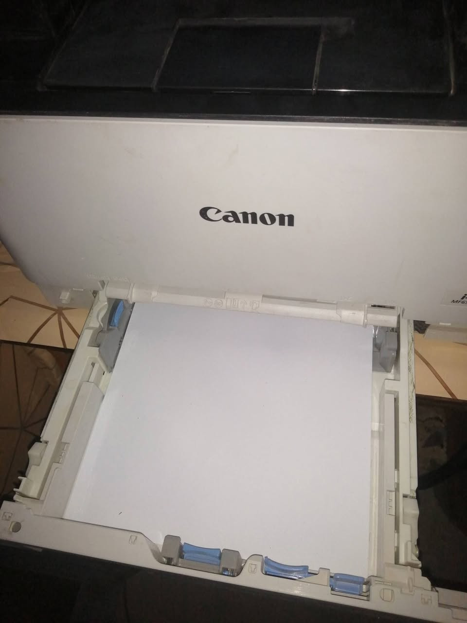 بسبب الوعود الكاذبة تم اعادة النشر 
طابعة ليزر ملونة متعددة الوظائف مصممة للمكاتب الصغيرة والمتوسطة، تدعم الطباعة والنسخ والمسح والفاكس. تتميز بسرعة طباعة تصل إلى 21 صفحة في الدقيقة وشاشة لمس ملونة مقاس ‎12.7‎ سم، مع دعم الاتصال اللاسلكي والطباعة عبر الهواتف الذكية. توفر طباعة تلقائية على الوجهين وسعة إدخال ورق تصل إلى ‎250‎ ورقة، وتعمل مع أنظمة Windows وMac وLinux.

طابعة ليزر ملونة متعددة الوظائف مصممة للمكاتب الصغيرة والمتوسطة، تدعم الطباعة والنسخ والمسح والفاكس. تتميز بسرعة طباعة تصل إلى 21 صفحة في الدقيقة وشاشة لمس ملونة مقاس ‎12.7‎ سم، مع دعم الاتصال اللاسلكي والطباعة عبر الهواتف الذكية. توفر طباعة 
تلقائية على الوجهين وسعة إدخال ورق تصل إلى ‎250‎ ورقة، وتعمل مع أنظمة Windows وMac وLinux.

استعمال قليل 
كامله فقط نقص حبر شرط الشغل 

السعر 350 وبيها مجال للشراي 
مكاني نجف ..


**إذا كنت صاحب هذا الإعلان وتريد حذفه لأي سبب، رجاءا أرسل رسالة إلى الدعم الفني**