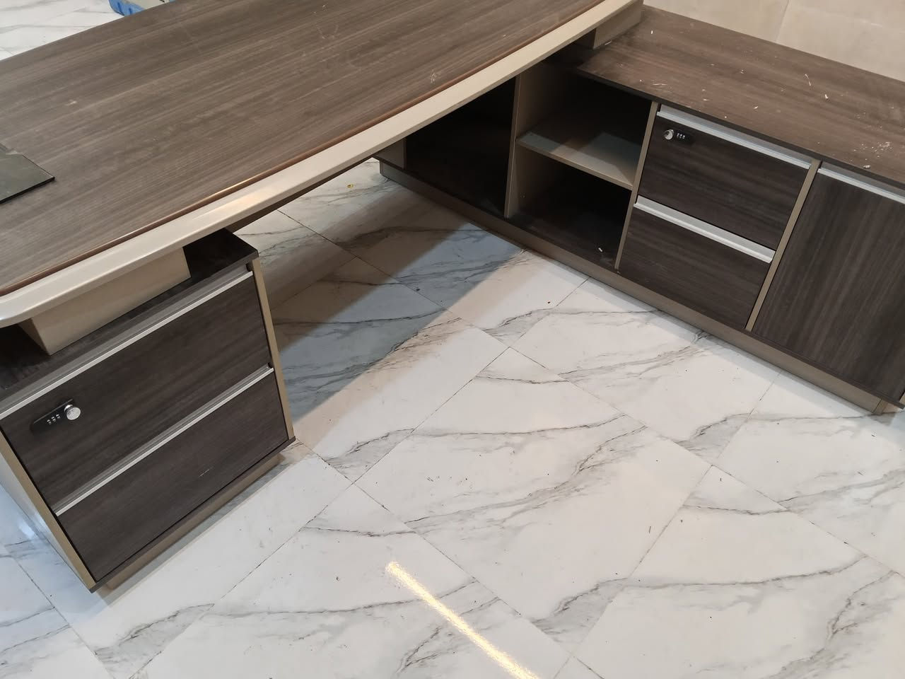 ميز مكتبي ثقيل نظافتو 100% السعر 400
علما انه سعر الشراء 600
مدخل حي عدن
‏‪0773 567 4597‬‏
***********
