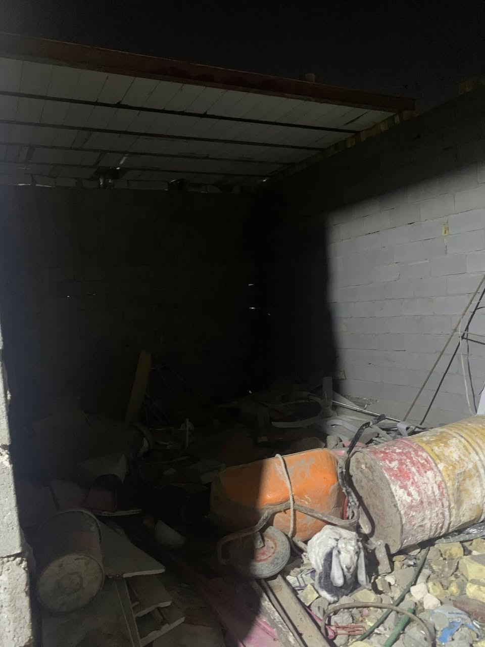 العنوان : السماوة منطقة ال مجيبل مقابيل محطة غاز ال سماعيل قرب المعارض. 

مساحة ٢٠٠ عگادة فرمستون سطح صبه شيش يتكون البيت من غرفتين مساحة الغرفة ٤*٥ حمام ودرج داخلي مطبخ ٤*٤ 
مضيف ٤*٨ هيكل فقط. 
صاله ٤*٨ 
صحيات خارجية كونكريت بيت جاهز من كهرباء سيراميك 
وبيه محل ٣*٧ عگاده. 
البيت عوزه ملاحظات  بسيطة. 

للاستفسار الاتصال فقط على الارقام الاتيه : 
***********
***********
