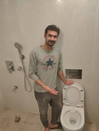 ورحمه الله هذا البيت متكون من 4 حمامات وصار العمل نضام البوستر كل حمام...