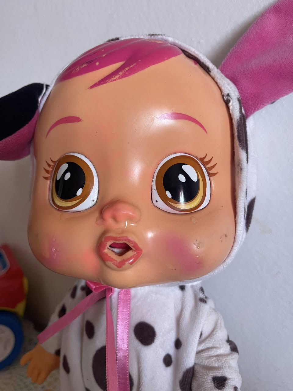 Elle pleure de vraies larmes lorsqu'on lui retire sa tétine et émet des sons de pleurs.


**إذا كنت صاحب هذا الإعلان وتريد حذفه لأي سبب، رجاءا أرسل رسالة إلى الدعم الفني**