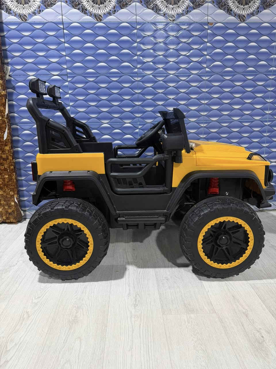 سيارة شحن تحكم يدوي ورمونتبطارية ليثيوم الابله شارع النجدة  للبيع السعر ٢٠٠ وبها مجال للاستفسار الاتصال علئ صاحب السيارة ***********
