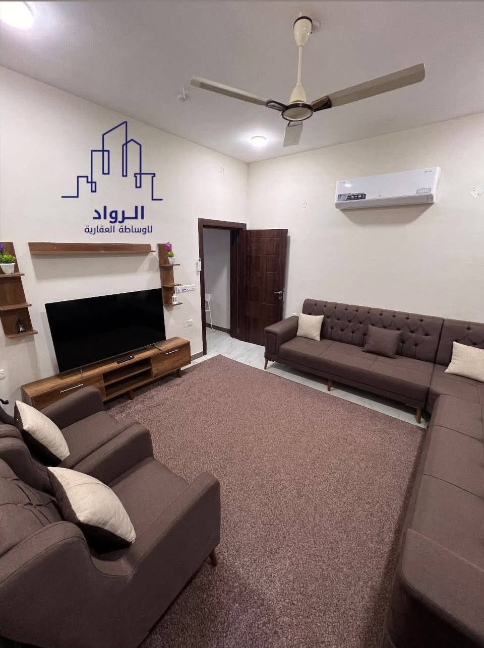 طابق ارضي مؤثث بالكامل مساحة 120 متر زيرو
يحتوي على ثلاث غرف نوم وصالة ومطبخ وخدمات 
الايجار مليون وربع 
للاستفسار 
مكتب الرواد للعقار 
***********
