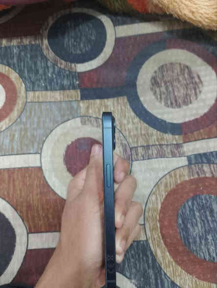 السلام عليكم ايفون 13 عادي لون نيلي للمراوس ب red magic الجهاز نضيف بي بس طختين خفيفات بطاريه 100 ماستر وبعده تحت الضمان مثل ما موجود بالصوره كامل هو وغراضه نقص مابي 
غير متواجد ع الفيس 
*********** واتساب
