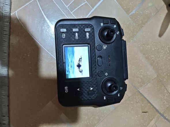 السلام عليكم درون جديد بعده باللوك جويستك شاشه شحن تايبسي منفذ رام بي
ملحقاتها 
درنفيس
ريش احتياط 
كيبلات شحن 
كتلوك سعره 75 وبي مجال يوجد توصيل لجميع محافظات العراق للأستفسار ***********
