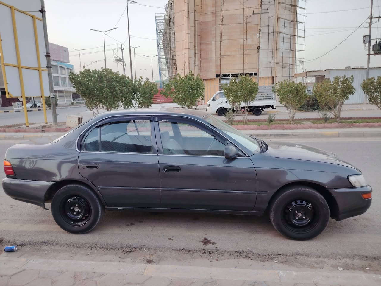 السلام عليكم سيارة كورولا موديل 94  للبيع سيارة خير من اللة مصبوغة عام جمالية مكفولة من عيب شرعي كير مكينة خير من اللة مبيها اي نقص رقم واسط مشروع وطني سنوية لل2027 السعر 45 وبيها مجال حك جية مكاني كوت للاستفسار الاتصال على الرقم الهاتف ***********
