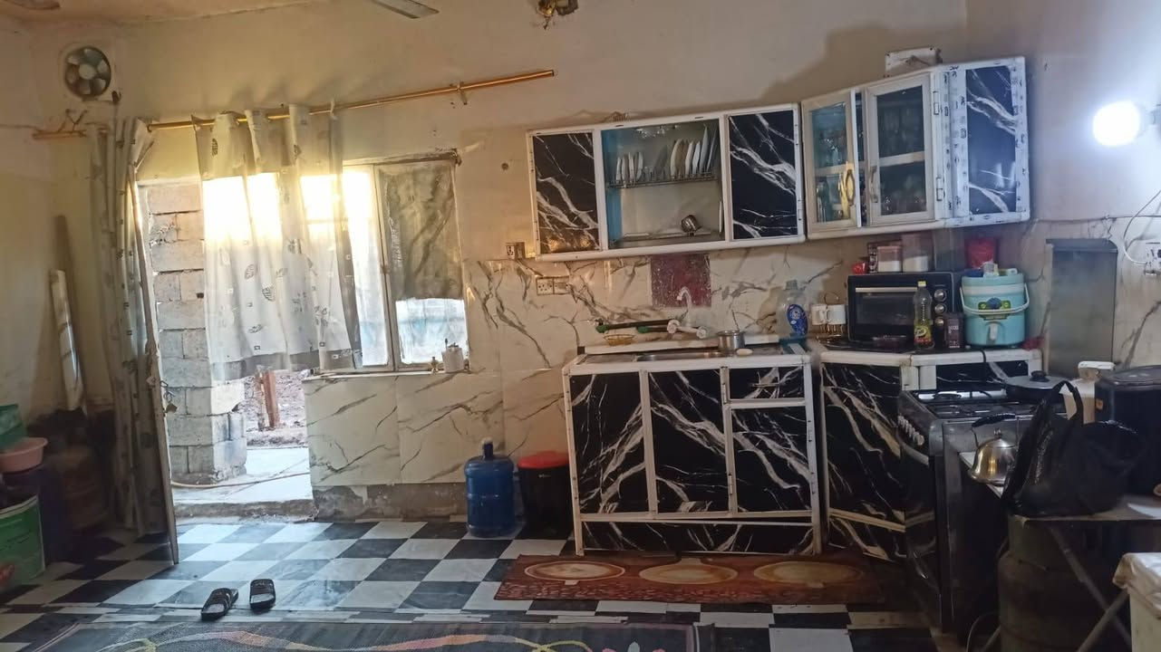 بيت للبيع مساحة ١٠٠ متر قريب علكراج السوك بظهر المحلات الجديدة تجاوز   خدمات كله قريبة عليك من ماء كهرباء   بيت جاهز يحتاج فقط قطع سياج للحوش لين مساحته ٢٠٠  فقط ١٠٠ للبيع مثل ما موضح بصورة سعر ١٠ ملايين لاستفسار ***********
