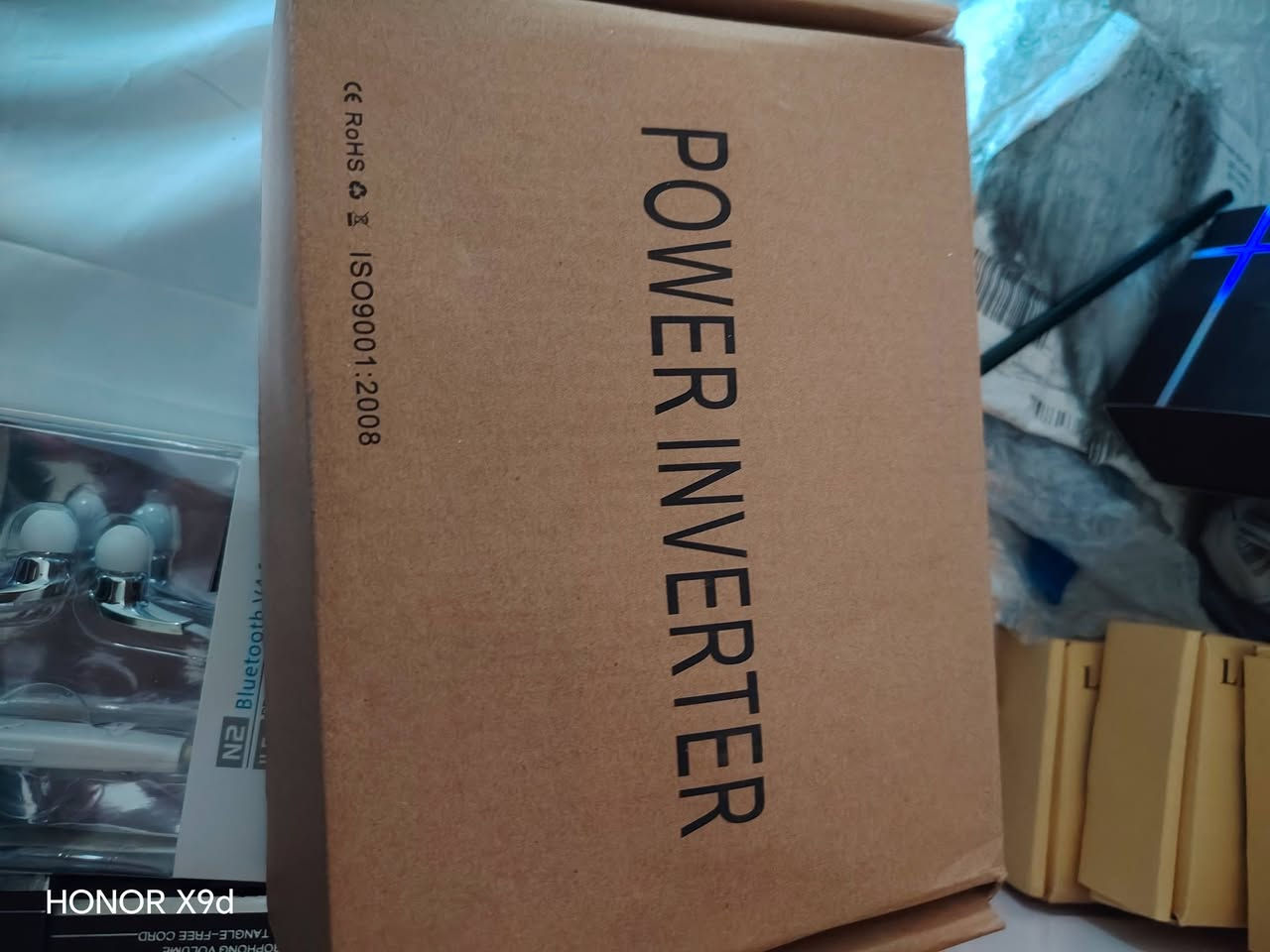 هذا الجهاز هو عاكس طاقة (Power Inverter) يُستخدم لتحويل التيار المستمر (مثل بطارية السيارة) إلى تيار متردد لتشغيل الأجهزة الكهربائية المنزلية.
النوع: عاكس طاقة (Power Inverter). 
المميزات: قد تأتي بعض الموديلات بقدرة 1000 واط وتوفر موجة جيبية نقية. 
الشهادات: المنتج حاصل على شهادات CE و RoHS ومعتمد وفقًا لمعيار ISO9001:2008، ومصنوع في الصين.
الاستخدام: يحول جهد التيار المستمر المنخفض إلى تيار متردد 220 فولت. 
عندي ٢ منه 
للتواصل واتساب ***********
