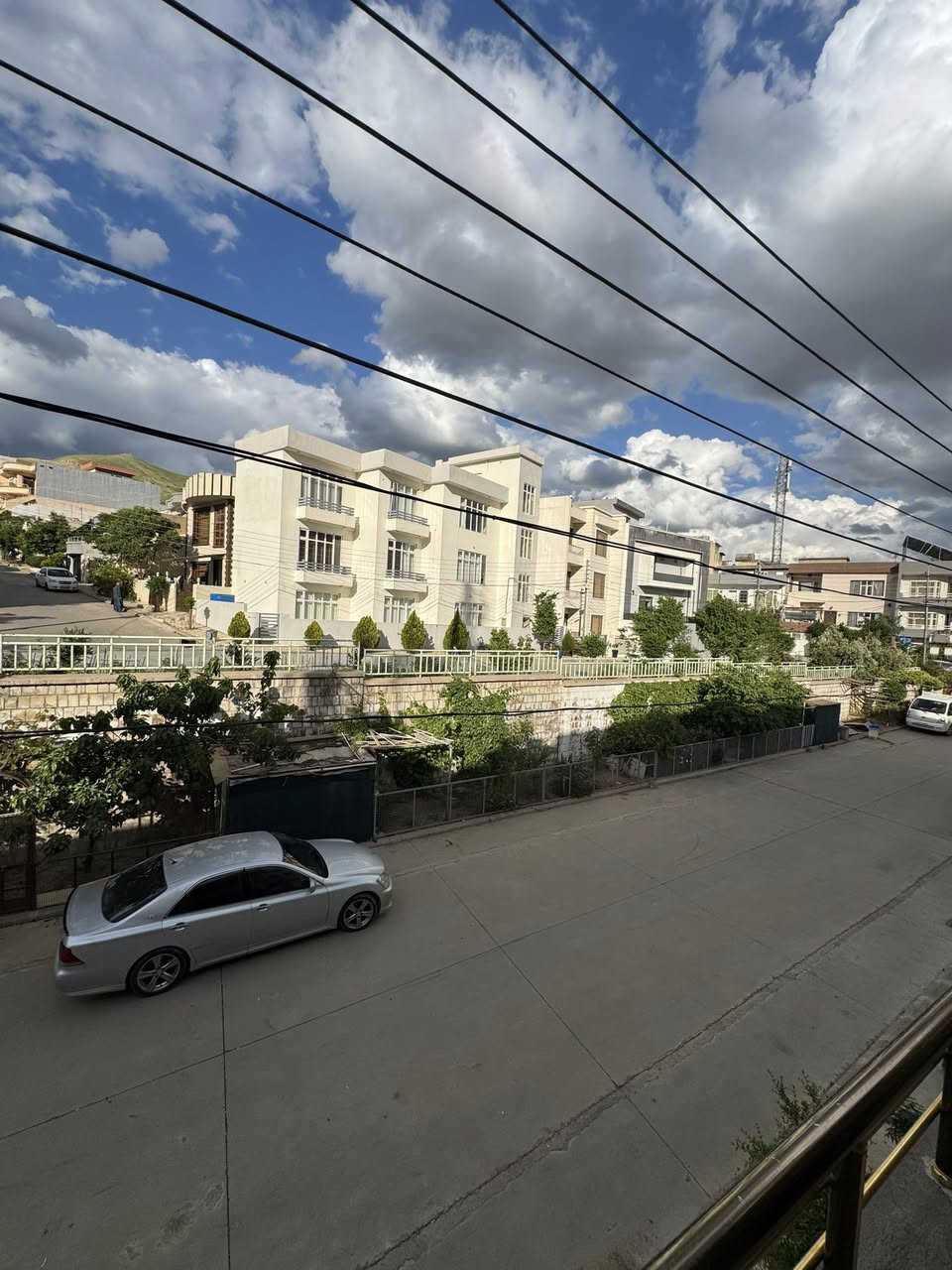 سەرەتا بەناوی خودا 
کۆدی /10951
خانوو بۆ فرۆشتن  
📍ناونیشان/  کازیوەی دوو
📐ڕوبەر / 100 مەتر 
📏پێشی/ 10 بە 10
🛣️شەقامی/ 10 مەتری 
🌕 ڕوو / گۆیژە
🏗️پێکهاتوەلە/ 2 نهۆم و نیو

نهۆمی یەکەم( دوو ژور + مشتملات  + گەراجی دفن )

نهۆمی دوو  ( میوان  + مدبخ  + مشتملات + نوستن )

نهۆمی سێ ( نوستن + مشتملات  + هەورەبان )

تێبینی ( خانوەکە بەرام بەری باخە  نزیکی مزگەوتو خەتی پاسە )
ــــــــــــــــــــــ
🖊️/ بۆ زانینی نرخ  کۆمێنت بکە 
ــــــــــــــــــــــــ
بۆ پەیوەندی📞
☎️***********
☎️***********
