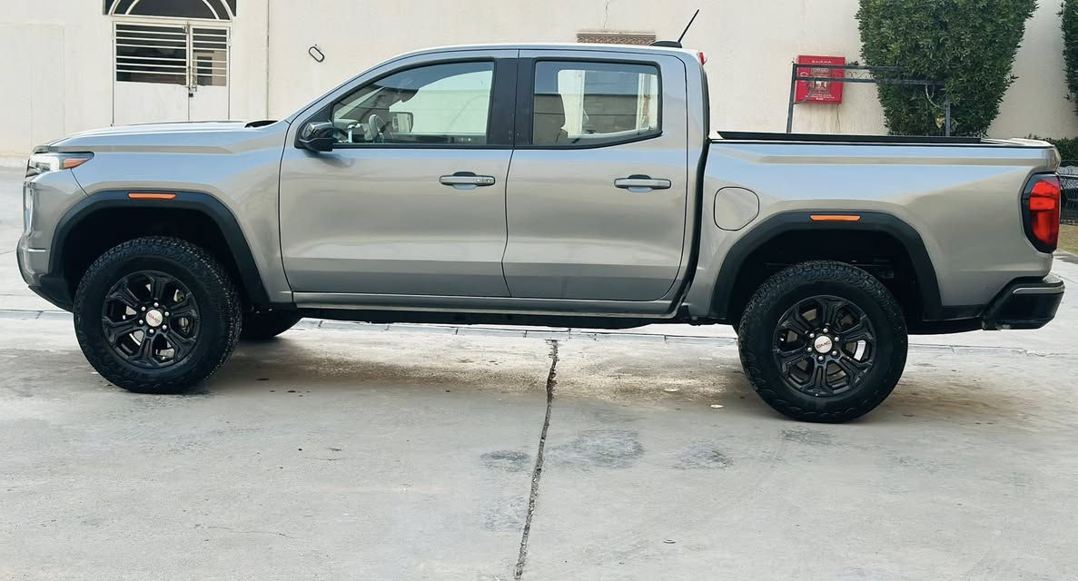 السلام عليكم جي ام سي كانيون موديل 2023 دفع خلفي محرك 4 سلندر  2.7  تيربو كير 8 نمر ماشيه 3500 ميل حادث مبدل بدي الخلفي مصبوغ جاملغ والابواب جهة اليسار مصبوغات ايرباك دركه ومبدل السياره جاهزه وجديده جدا  السعر 28500$
***********
