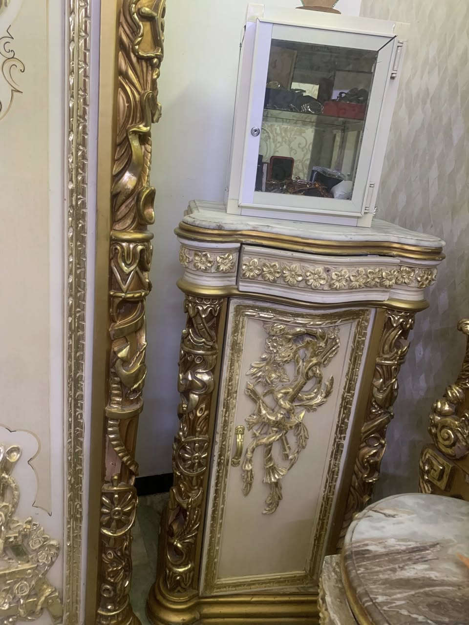غرفة صاج مصري نضيفه عوزها بس صبغ مكان بغداد ***********
