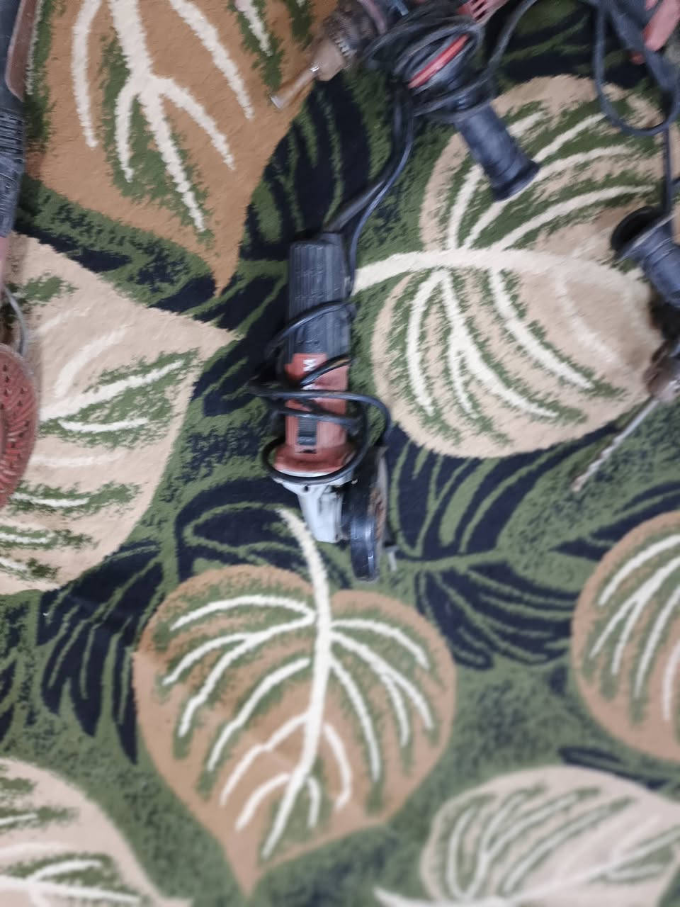 سكلة للبيع تحتوي على مجموعة متنوعة من آليات العمل (حادلة. كسارة حجم كبير عدد2. كسارة حجم صغير عدد2. دريل همر. كوسرة كبير . كوسرة صغير. كاوية بوري. كمبريسر 50لتر.حاشوشة ثيل. قفص بناء عدد 10 .  دراب خشب عدد5. دريل صغير عدد2. خباط مادة. عربانة حديد تسكام عدد3.) للاستفسار الاتصال على الرقم   ***********
