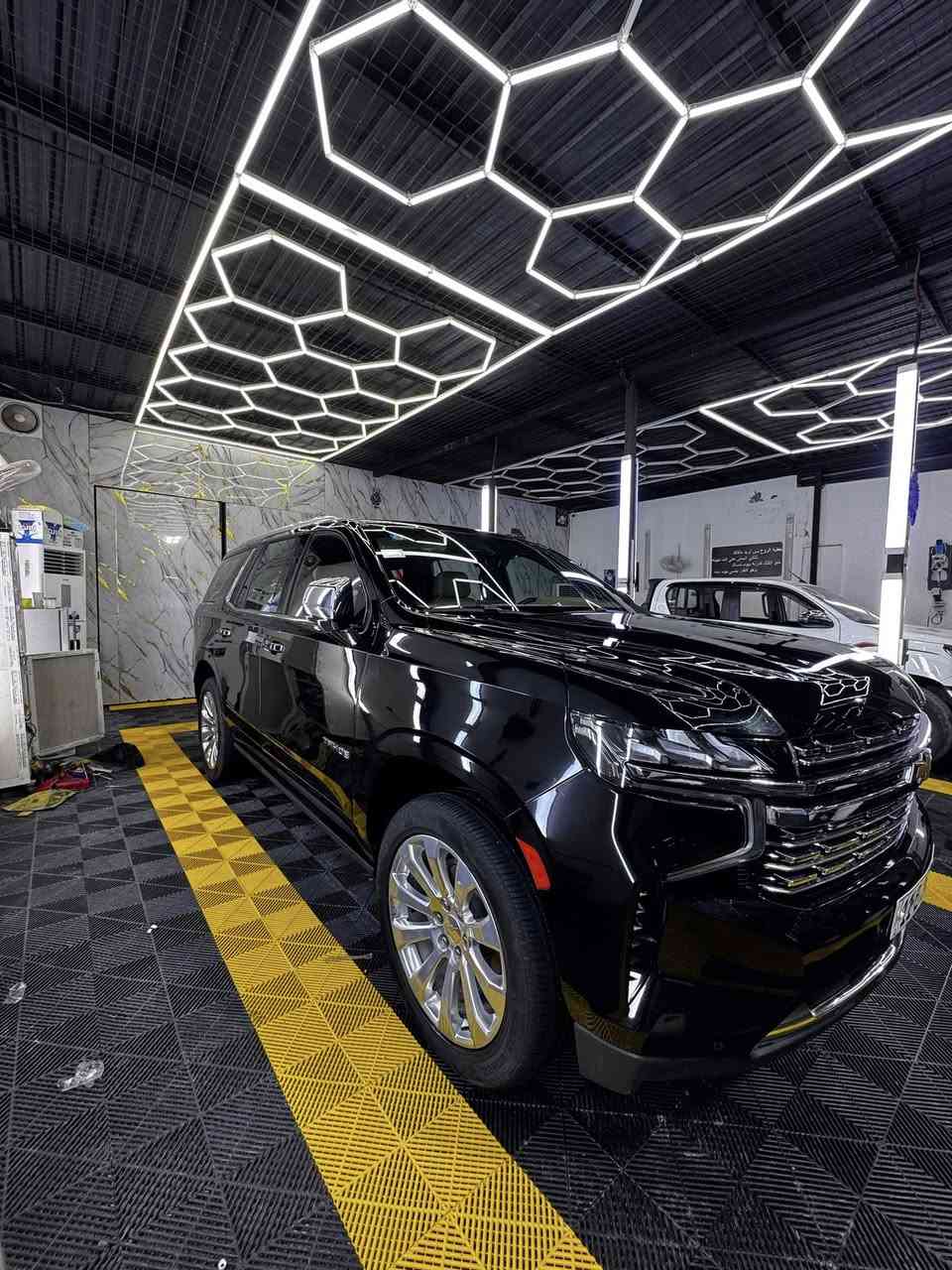 السلام عليكم 
تاهو بريمير 2023 أعلى فئة بالتاهو 
خليجي وكالة المنصور ماشية ٦٧ الف كيلو
رقم بغداد تحويل ثاني يوم 
كفالة عامة والسونار مرفق بالمنشور 
النضافة شوفة عينك سيارة بالچيس وممشاهة وموديلهة يشهدن 
مواصفات السيارة ميكفيهن هذا المنشور هية تاهو وفول ويمك الحساب بس للمعلومة 
السيارة نضام تعليق هوائي اربع ارتفاعات 
وست وضعيات قيادة 
بانوراما 
كاميرات محيطية 360 بالاضافة لمحاكي للشارع 
هيدز اب ديسبلي عرض على الجامة 
سماعات عدد ١٦ محيطيات
دواخل جلد قرميدي 
وبعد كلش هواي مواصفات 
سعر السيارة ٥٣٧ وبيهة مجال 
مكان السيارة ديوانية 
تجي تگلب وتقتنع وتاخذ السيارة ببلاش 
وهذا رقمي ***********
