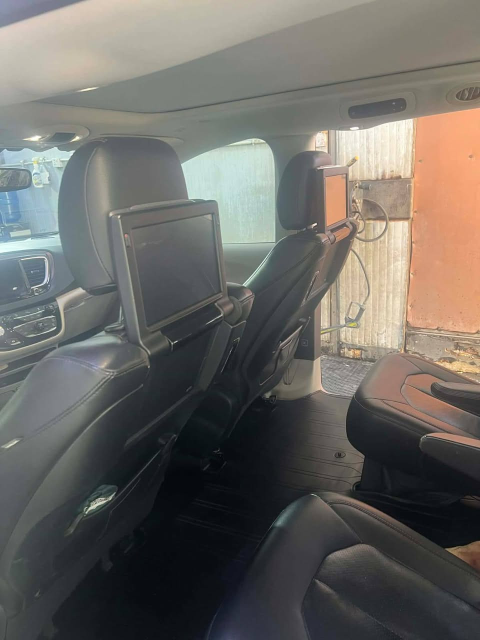 كرايسلر باسفيكا 2018 🔥.
فولل مواصفات ✅.
السيارة كلين تايتل 👍🏻.
بدون غرق .. فقط تبديل الجنطه اثر طخه بسيطه .. داخله كلين .. وصارت الطخه بالعراق 💔.
وارد كندي 🇨🇦.
ماشيه 69,000 الف مايل .. ( 110 الف كيلو متر ) 🔥.
{{ 3 }} شاشات 🎮 .. (( مع السماعات  و الريموت )).
بانوراما 🖤.
 📍عنوان السيارة || بغداد || حي القاهرة 📍
للاستفسار .. الاتصال على الرقم 👇🏻.
📱***********📱
