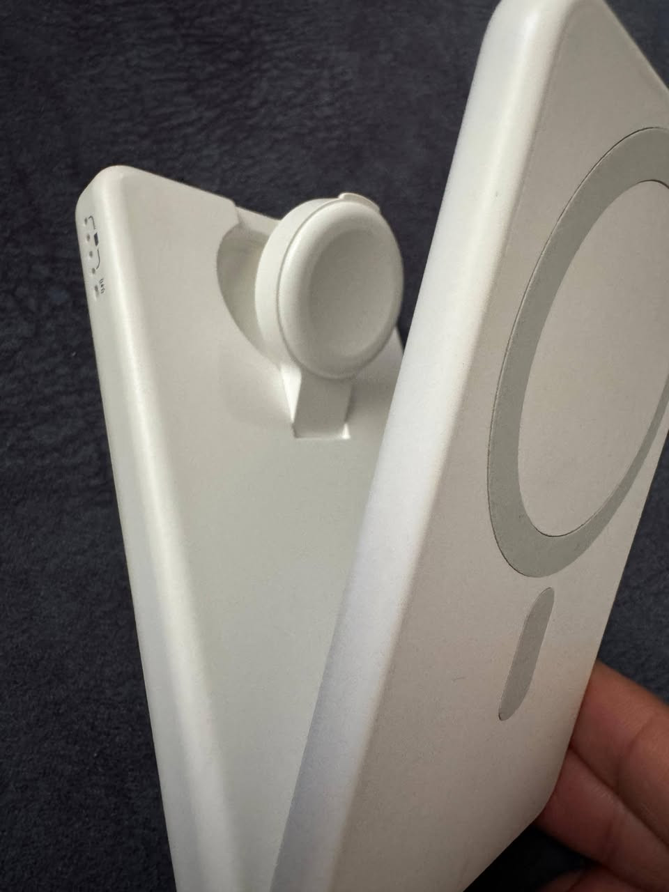 باور بانك مغناطيسي لاسلكي وقابل للطي (Folding Magnetic Power Bank) بسعة 5000 مللي أمبير (mAh).

يتميز هذا الجهاز بقدرته على شحن أجهزة متعددة في وقت واحد وبطرق مختلفة.

يحتوي على منطقة مخصصة لشحن ساعة آبل لاسلكياً.

يعمل كشاحن متنقل للهاتف والساعة، وفي نفس الوقت يمكن استخدامه كستاند لمشاهدة المحتوى أثناء الشحن.

 يدعم الشحن السريع السلكي.

يتميز بتصميم نحيف وخفيف الوزن يسهل حمله في الجيب أو الحقيبة.

السعر10


**إذا كنت صاحب هذا الإعلان وتريد حذفه لأي سبب، رجاءا أرسل رسالة إلى الدعم الفني**