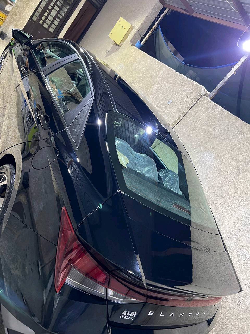 سيارة هيونداي إلنترا موديل حديث للبيع، باللون الأسود الأنيق. السيارة بحالة ممتازة من الداخل والخارج مع مقاعد مغطاة لحمايتها. مزودة بعدد من الميزات الحديثة والمريحة. التصميم الخارجي يعكس الفخامة والديناميكية، مما يجعلها خياراً مثالياً للاستخدام اليومي.