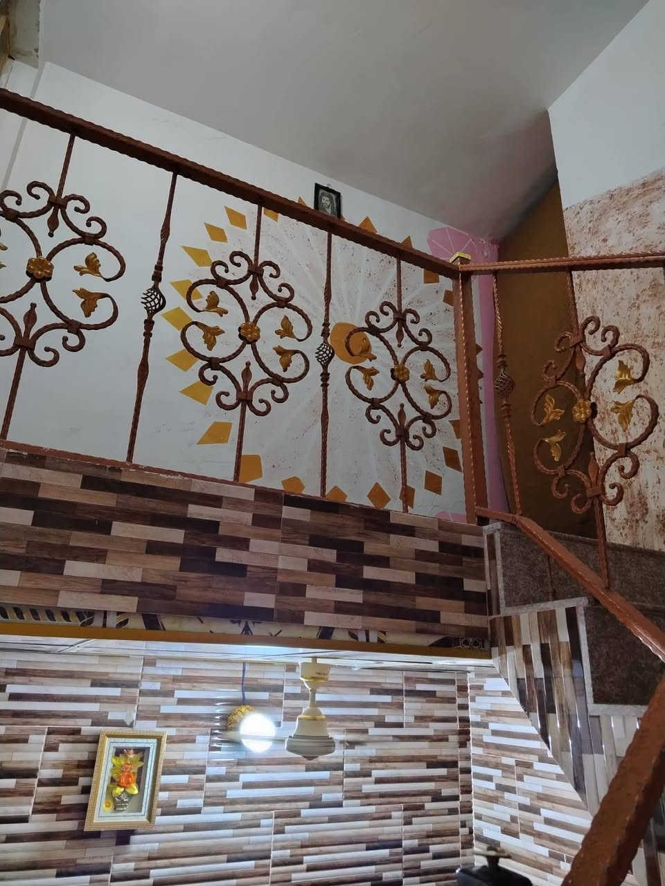 سلام عليكم بيت حي النداء ركن 50متر مربع عل شارعين بناء درجه اولى المنطقه ب59.قريب عل المدرسه الورديه البيت 3طوابق يحتوي عل 3غرف نوم مع صالتين  السعر 68.اوبي مجال الاتصال عل الرقم ***********اني مكلف بل نشر الاتصال عل الرقم.
