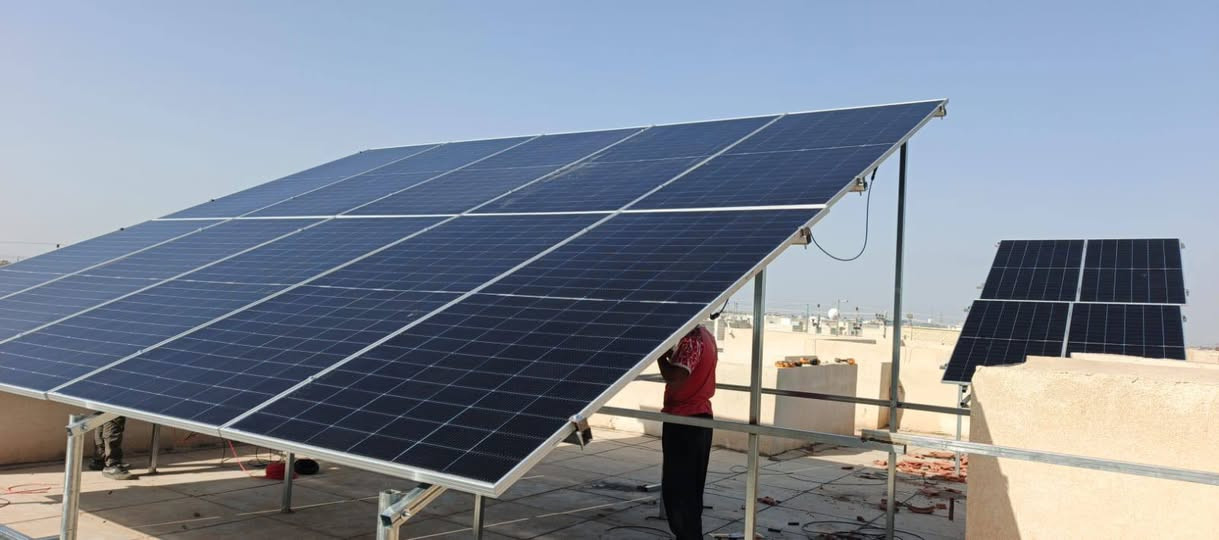 مع (توب⚡اينيرجي)...
استفاد من الشمس وودع انقطاع الكهرباء!!.. 

بفضل الله تعالى، أتمّ كادر مكتب توب اينيرجي (Top Energy) نصب وتشغيل منظومة طاقة شمسية متكاملة في محافظة صلاح الدين - تكريت - مجمع الجوهرة، لمنزل الدكتور اكرم الخزرجي.

🛠️ تفاصيل المنظومة:
تم اختيار المكونات بعناية فائقة لضمان أعلى كفاءة وأطول عمر افتراضي:

الألواح الشمسية: 14 لوح من ماركة فيلادلفيا (Philadelphia) العالمية بقدرة 620 واط للوح الواحد (كفاءة استثنائية حتى في أصعب الظروف الجوية).

🛡️ الضمان: 15 سنة.

البطارية: منظومة خزن ليثيوم متطورة بسعة 17 كيلو واط، لتوفير تيار مستقر ومستمر طوال الليل.

🛡️ الضمان: 5 سنوات.

القلب النابض: جهاز انفيرتر سوليس (Solis) العملاق 💪🏻 بحجم 14 كيلو واط، المعروف بقدرته العالية على تحمل الأحمال الثقيلة واستقرار الأداء.

🛡️ الضمان: 3 سنوات.

📍 أين تجدوننا؟
مكتب توب اينيرجي لخدمات الطاقة الشمسية
العنوان: تكريت - شارع الأطباء - قرب تجهيزات الوديد الطبية.

للاستفسار يرجى مراسلة الصفحة.

أو الاتصال على الارقام:

م. عامر البشير
‏‪+9647807858524‬‏
م. بلال طالب
***********

توب اينيرجي.. استثمارك المضمون في طاقة المستقبل.
