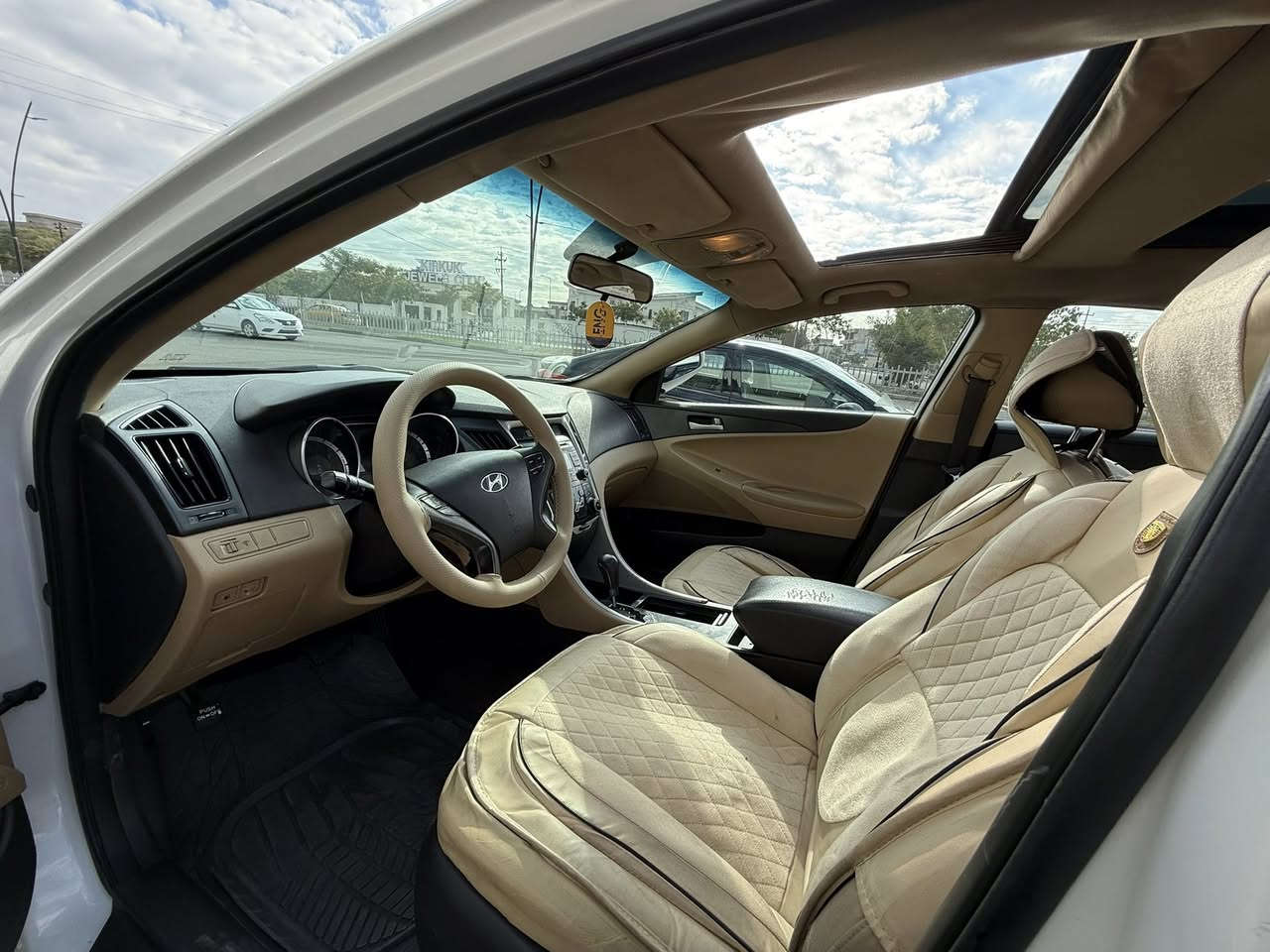 سيارة سوناتا وارد خليجي 2011 
شرط كير محرك صدر امامي خلفي جاهزها اربعه تايرات جددت بيها جاملغ امامي ايمن صبغ بس رش بدون تبدل بدون ضرر وباقي كفاله عامه مكاني صويره سعر 135
***********
