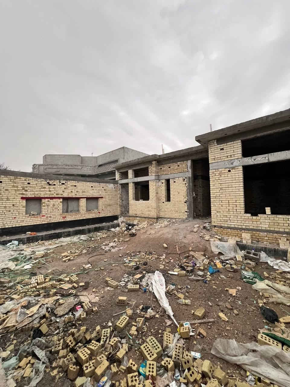 أعلان / هذا البيت للبيع 🏠

طابو ملك صرف #عرصة تحويل مباشر

#العنوان :: إبي الخصيب - طلاع الحمزة - حي الشهداء 

#للأستفسار :: ***********

…………..

#مساحة_الكلية 300م — #مساحة_البناء 220م

…………

#نوع_البناء :: طابوك أصفر #جمهوري

أساس رباط ارضي سمك 80م

رباط فوق الشبابيك والبيبان 

السطح كونكريت / علماً #الصب_مركزي

الخارطة والبناء بأشراف هندسي متميز .

…………

#يحتوي :: كراج واسع مع مكان للحديقة

مكان جزامة - مكان منظومة غاز - مكان ماء اساله

للبيت #مدخلين . مدخل الأول كلدور مدخل ثاني مطبخ

………..

كلدور أستقبال صحيات خارجية مطبخ حار +بارد

مناور عدد 3 . مكان خاص للحديقة الداخلية نظام شلال

صالة واسعة جداً . #علماً غرف البيت معزولة عن الصالة

موزع غرف . غرفتين منام . صحيات داخلية درج دائري.

…………

#الخدمات :: ماء كهرباء مجاري تبليط شارع 15م انارة

#ثاني_بيت_عن_الركن ( 20م عن شارع 30 )

…………

مدارس مؤسسات حكومية منطقة سكنية 

…………

#السعر_المطلوب :: 133 مليون قابل للتفاوض .

…………

#للأستفسار :: ***********
