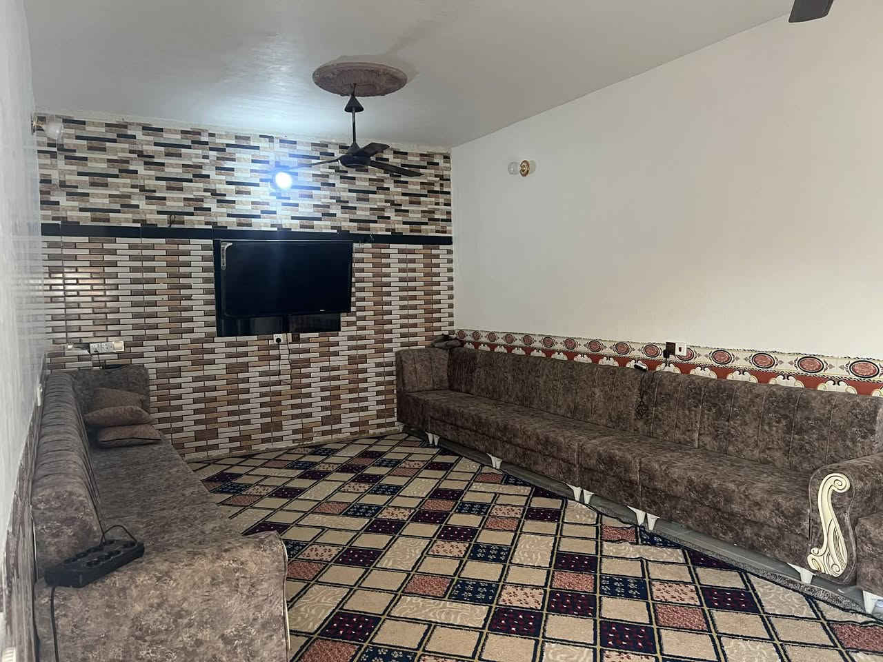 بيت طابو زراعي سند ٢٥ مساحتة ٢٧٠م قرب ملعب هشام معاملة تطويب كاملة يتكون من غرفتين نوم وصالة واستقبال ومطبخ اساس صب بناء بلوك وعكاده 
للاستفسار ***********
*********** او مراجعة مكتب أمتار للعقار
