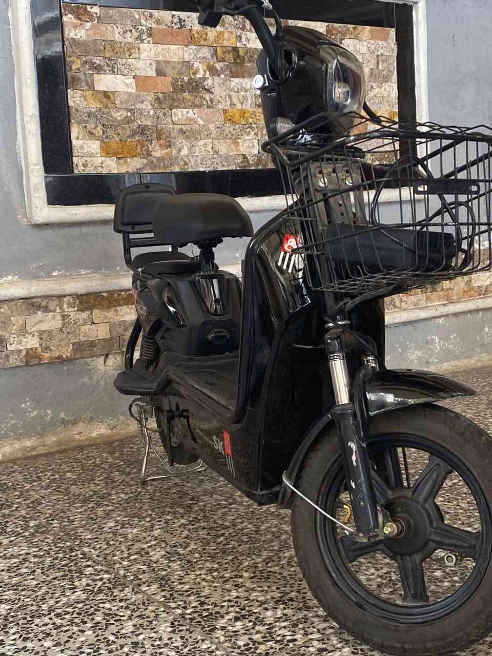 سلام عليكم دراجه شحن حجم14
🔋 بطارية: 48V
⚡ محرك:  350W 
🚀 السرعة: 50 كم/س
🔌 الشحن: 4–8 ساعات
📏 مدى السير: 30–60 كم 
مكاني مدينه الصدر قطاع 5
***********
