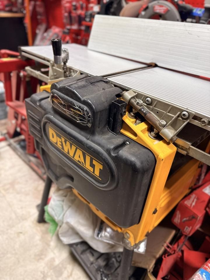 للبيع
رندة ودبل ديولت
كهرباء 220 
مستعمل نظافة 80 
شغاله ما مصلح نهائيا
العنوان كرادة قرب تقاطع الاورزدي 
للاستفسار خاص او واتساب 
***********
