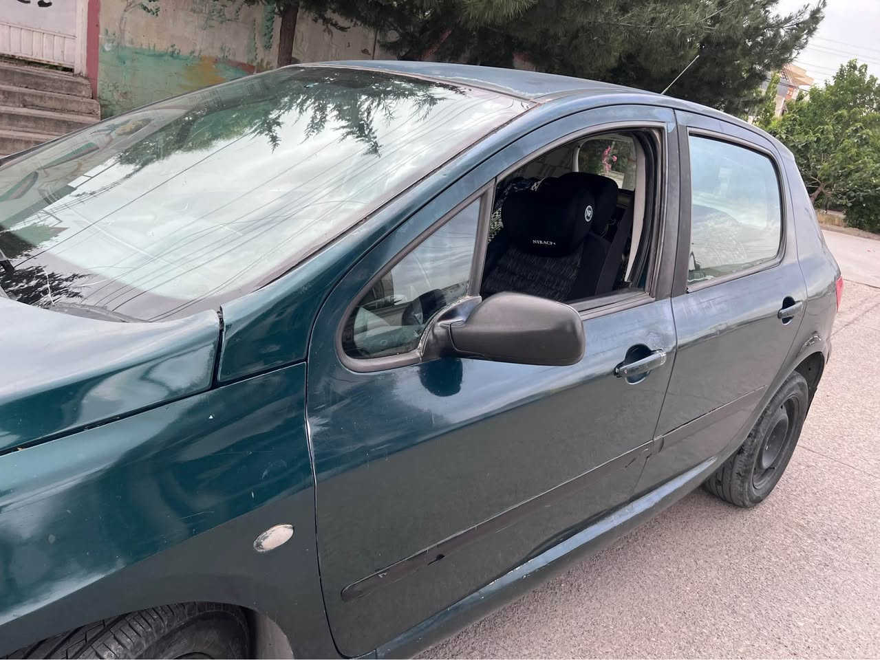 بەناوی خوا، ئەم سەیارە بۆ فرۆشتن بیجۆ 307 فەڕەنسی مۆدێل 2005 ئاڕمێکی سەوزی ڕێگەپێدانی هەولێری لەگەڵە بەشەرتی ئەوەلیات و ماڵی مەدەنی، هەموو گیانی بەشەرت گێڕ مەکینە تەقەوڕەقە کارەبایی بەشەرت کارەبای و گەرمی مەزبووت دوو جام کارەبا شاشە ئایپاد مکەبەرە قفڵ مەرکەزی، هەموو گیانی بەشەرت سەیارەکە گێڕی کراوە بە عادی ماشەڵا لە هەستان و ڕۆشتنی سەیارەیەکی نەرم و خۆشە، پێش و دوای چرکەی تیا نییە سەیارەکە سەیارەی خۆمە هی مەعرەز نییە خزمەت کراوە تازە کامل پێش و دوایم داگرتووە تەقە لەگیانیا نییە ڕۆنی مەکینە و سیوەیلی گێڕیم بۆگۆڕیوە، سەیارەکە دەعمی نییە سۆنەری نییە، بەڵام چەن پارچەیەکی بۆیاخە سەیارەکە لە سلێمانییە نرخیشی 25 گەڵا و مامەڵەیە زانیاری تەواوم نوسیوە پەیوەندی بکەن بەو ژمارەیەوە لەخزمەتتانام

*********** السليمانية, العراق
