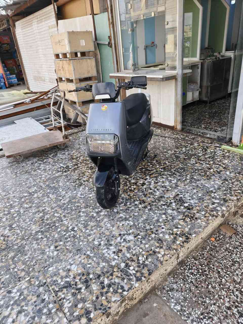 سلام عليكم دراجه شحن للبيع 72 فولت 25 امبير ملف 1500 ماشيه 1000 كيلو 6بطاريات تمشي 30 كيلو *********** السعر 650 مجال بصيط مكاني بغداد سيديه
